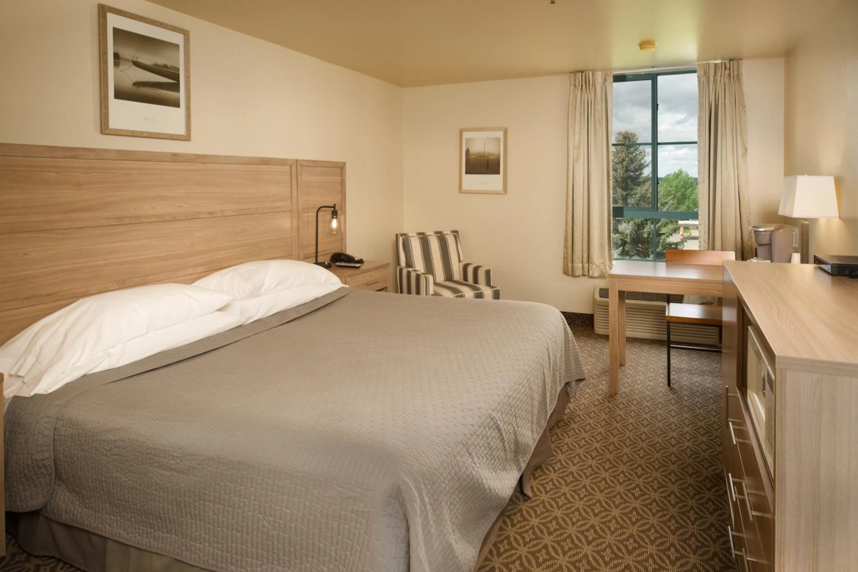 Bed in The Great Falls Inn By Riversage