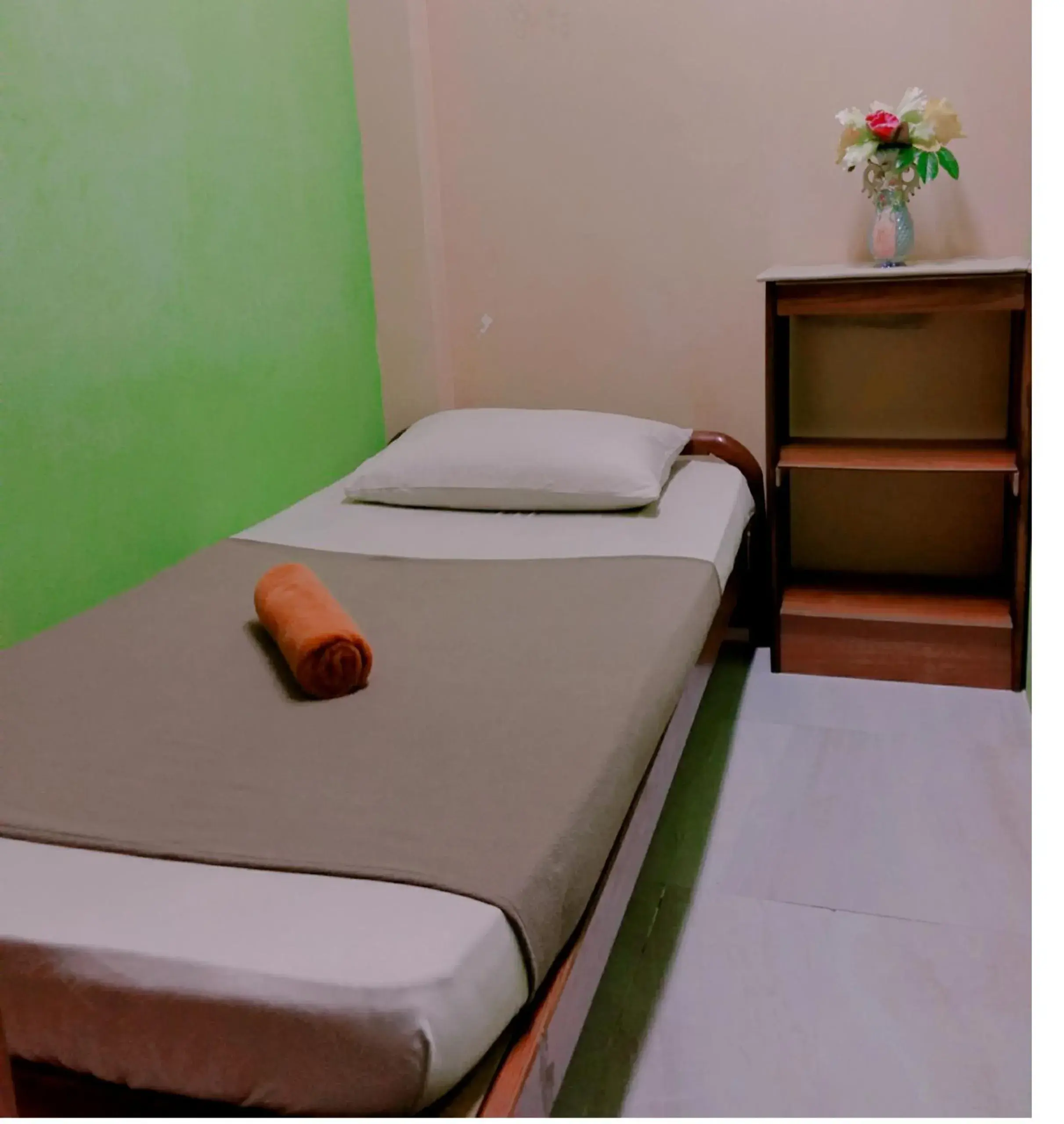 Standard Single Room with Shared Bathroom (Fan) - single occupancy in Oasis Guest House Standard Single Room with Shared Bathroom (Fan) - single occupancy in Oasis Guest House
