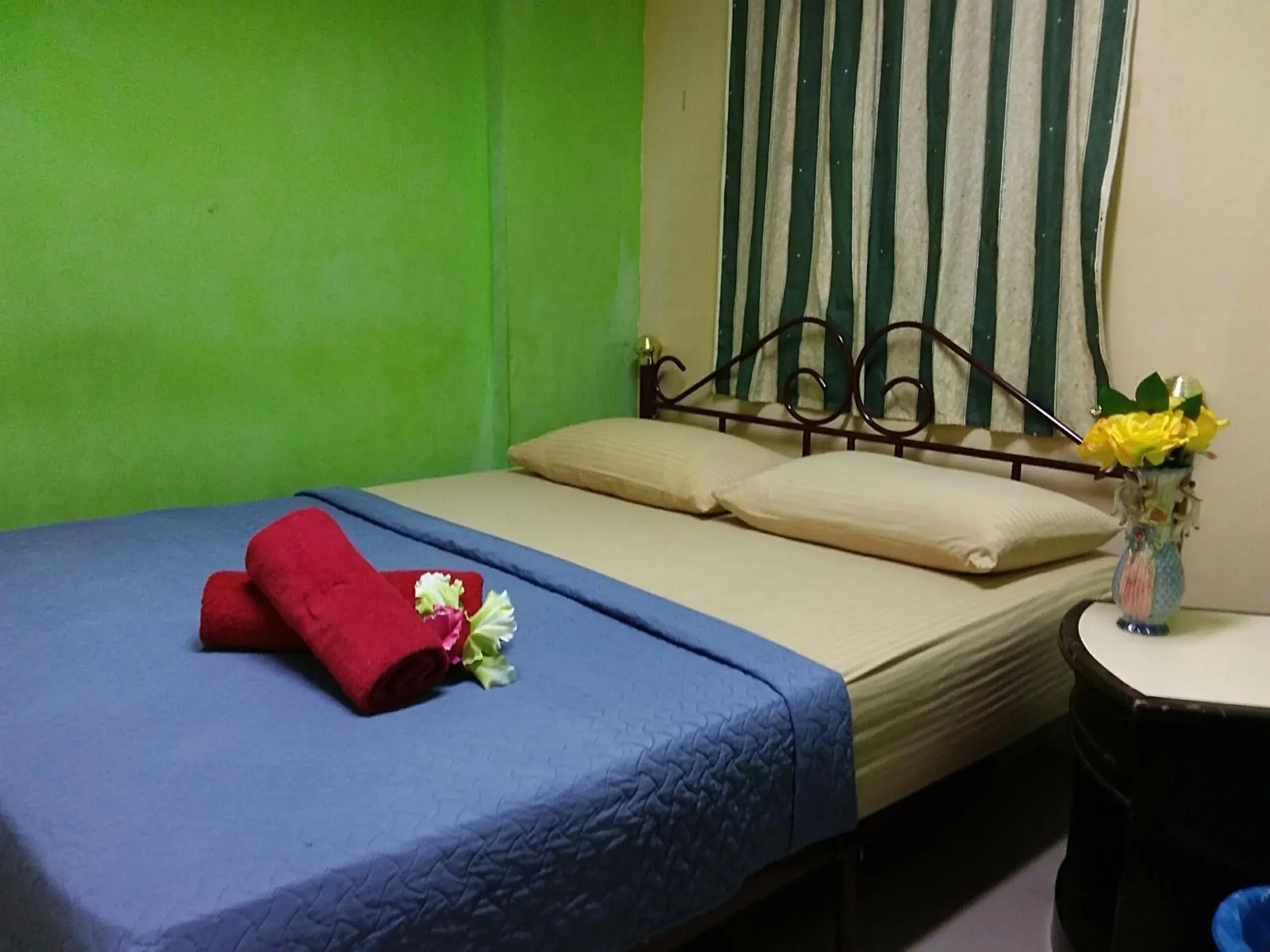 Double or Twin Room with Shared Bathroom - single occupancy in Oasis Guest House Double or Twin Room with Shared Bathroom - single occupancy in Oasis Guest House