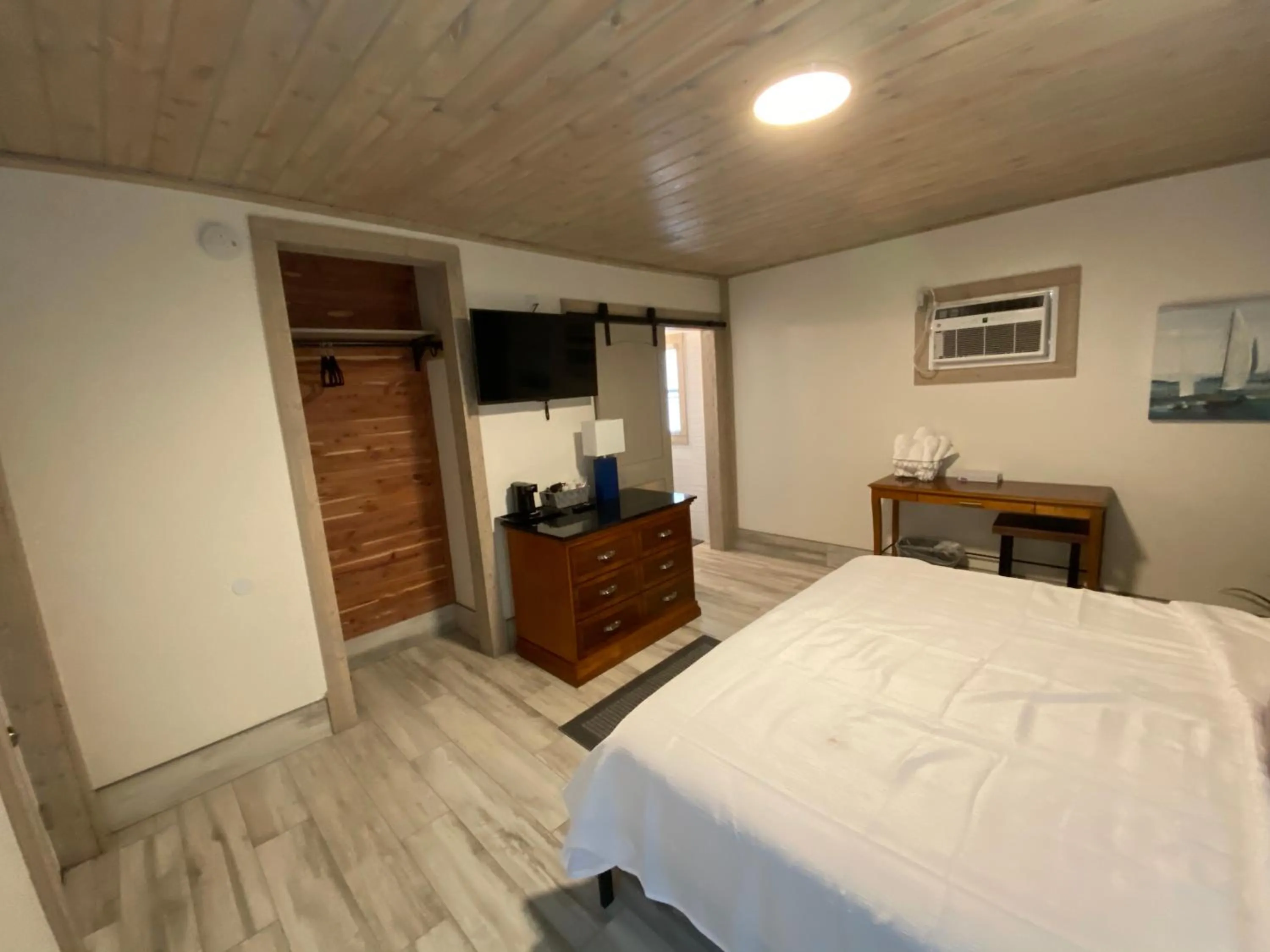 Photo of the whole room, Bed in Gulf Coast Inn