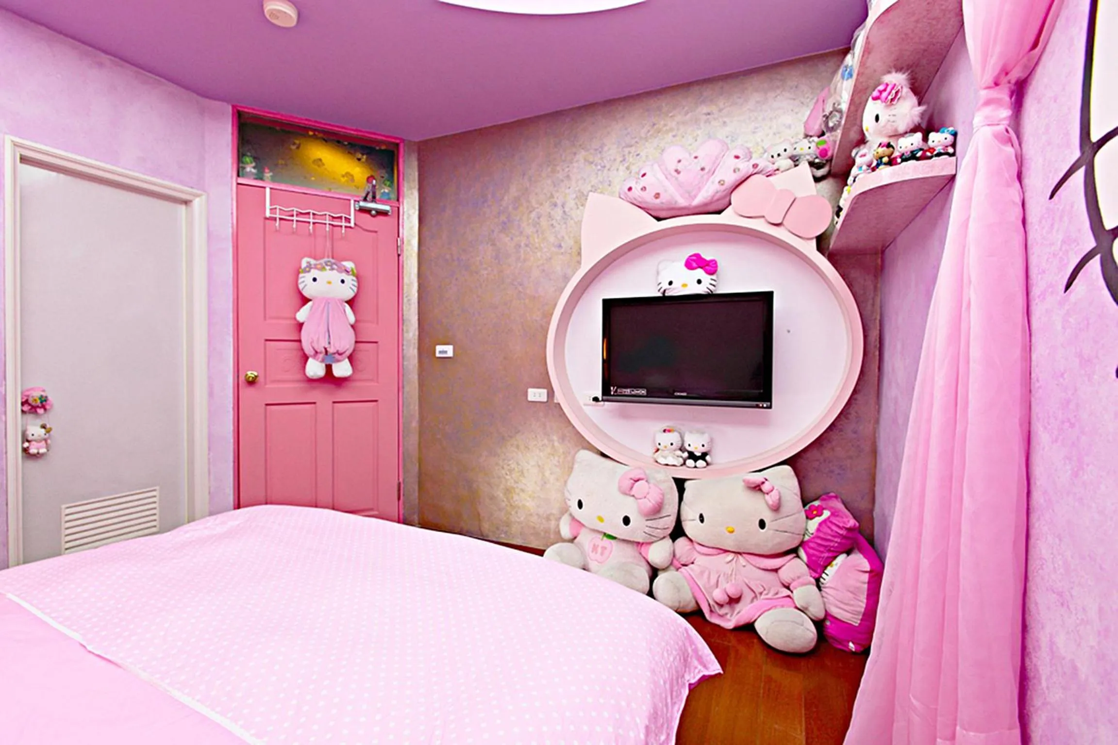 Photo of the whole room, Bed in 3D Sunflower Embossed B&B