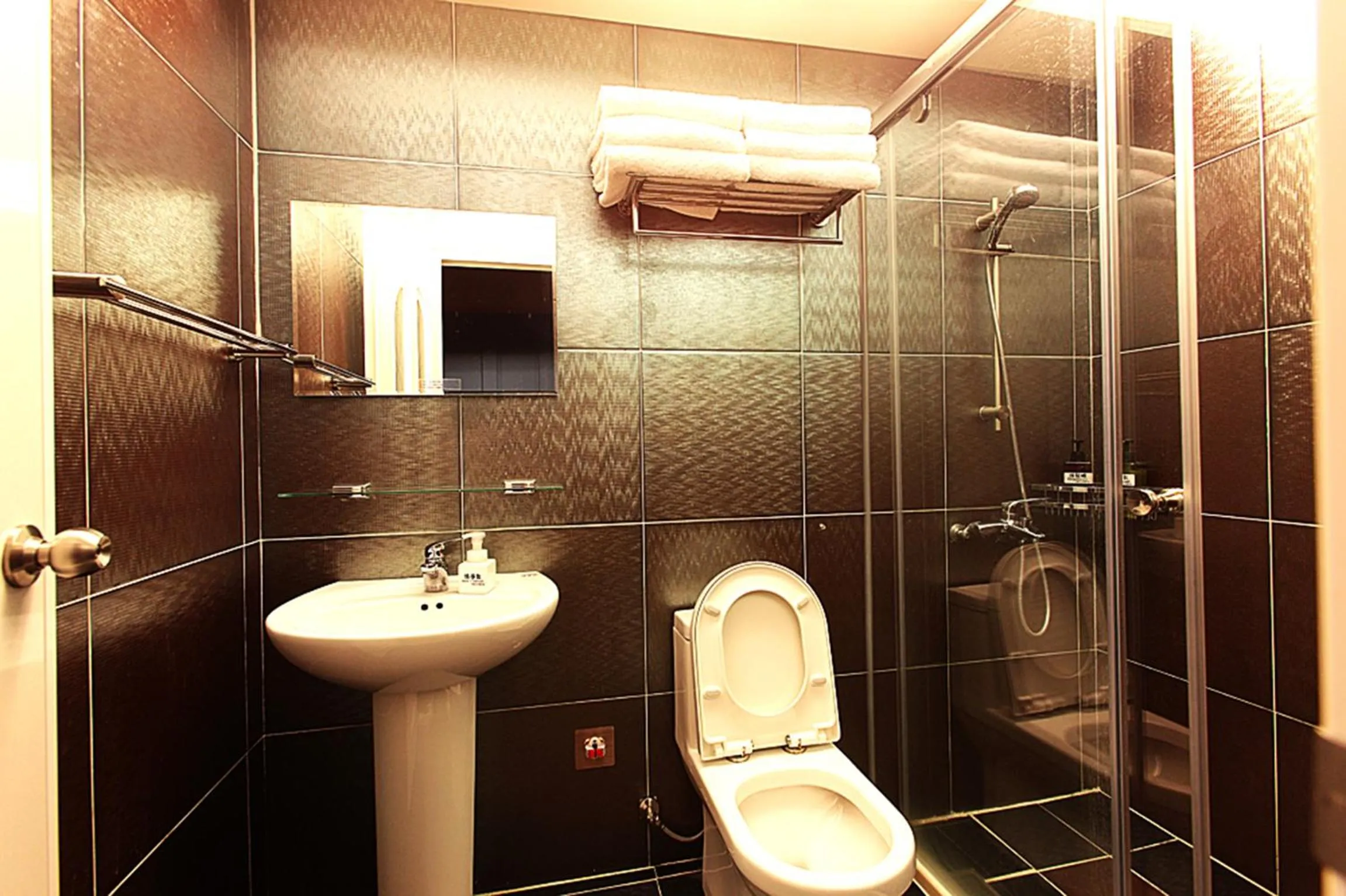 Bathroom in 3D Sunflower Embossed B&B