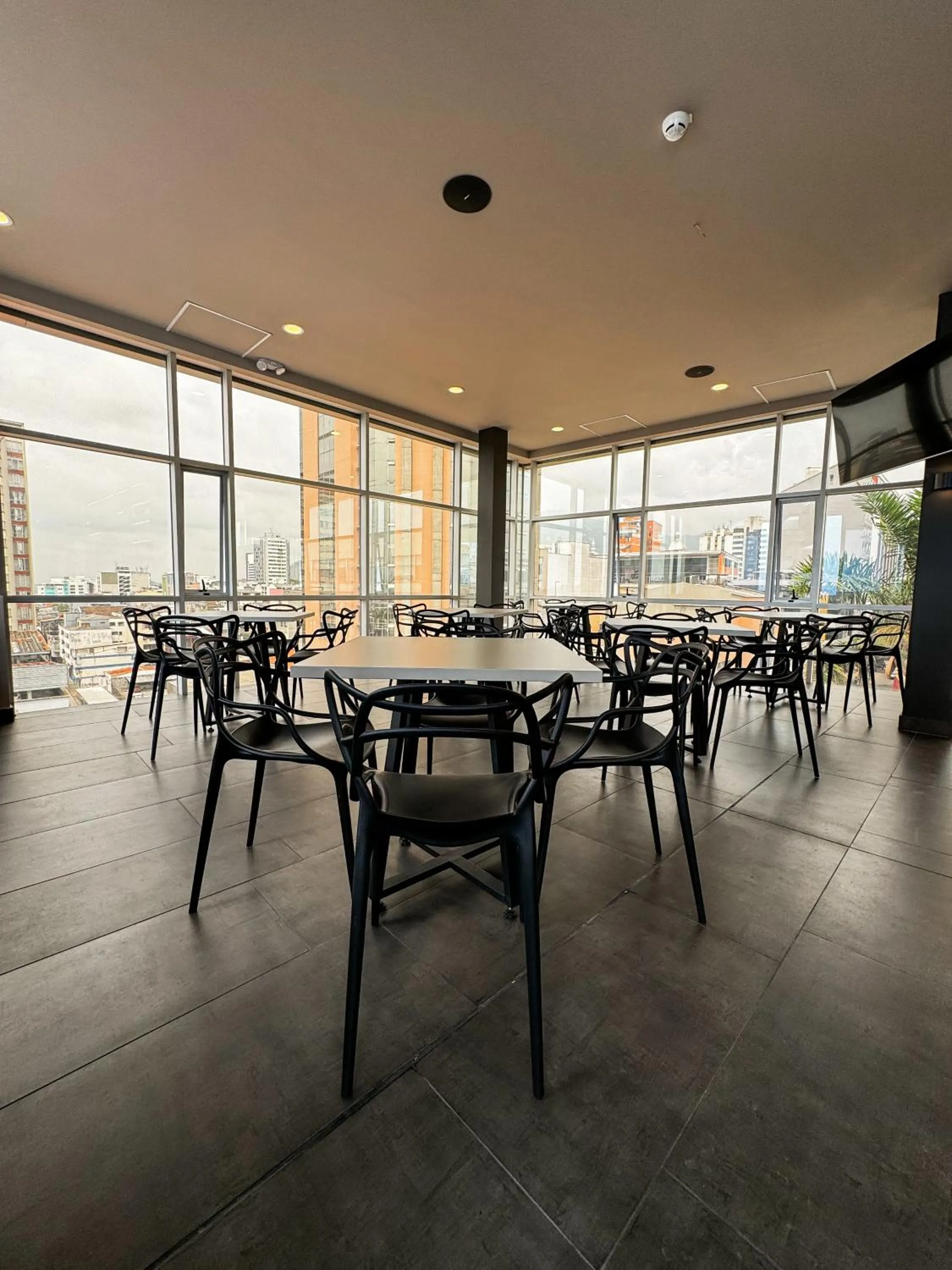 Restaurant/places to eat in Giluxe Hotel