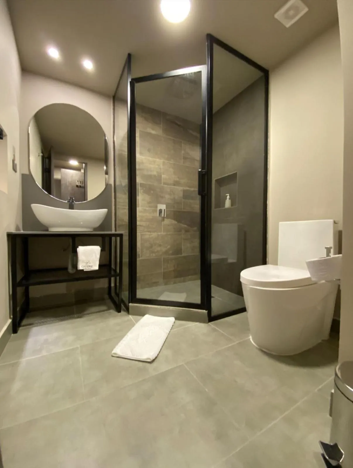 Shower in Giluxe Hotel