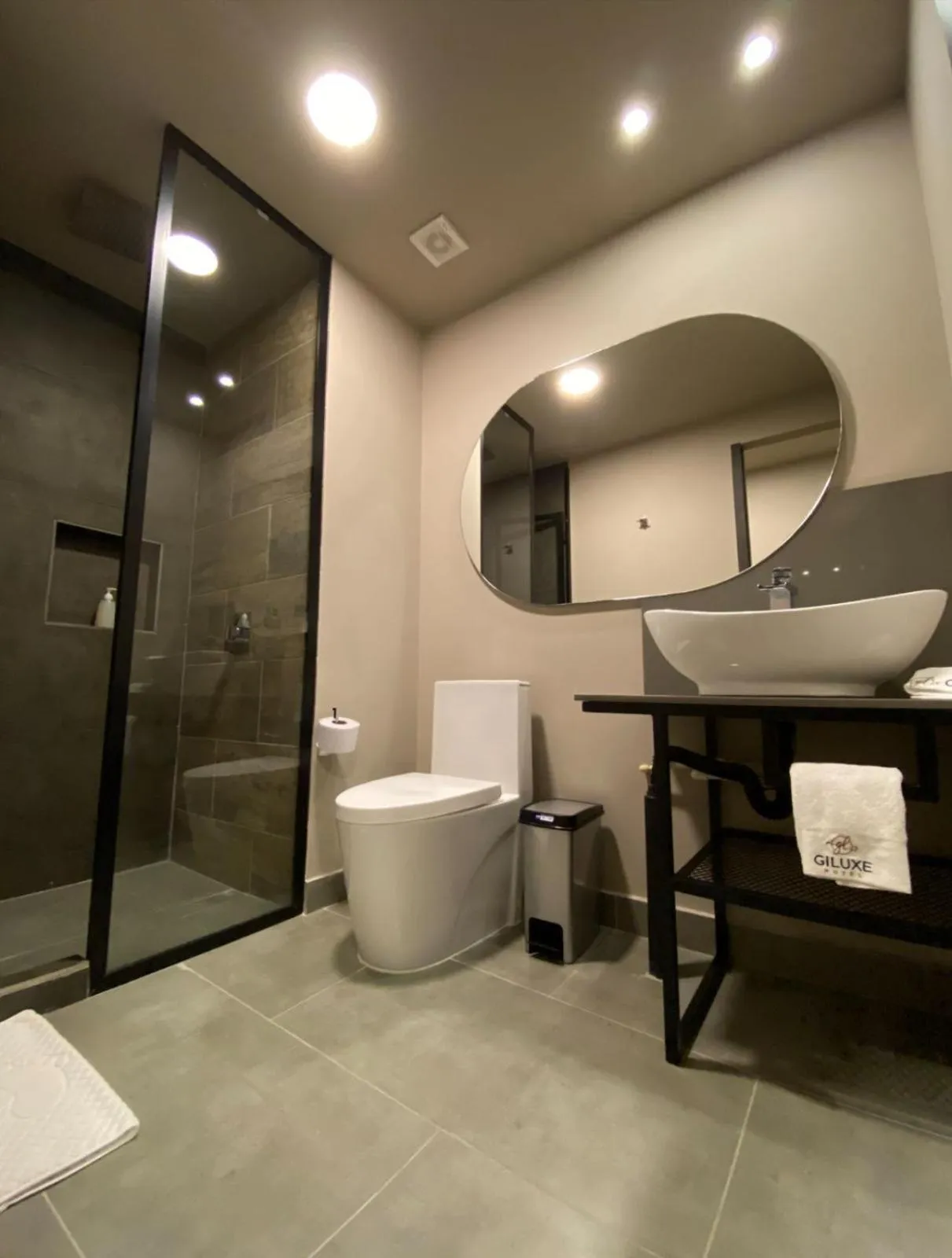 Shower in Giluxe Hotel