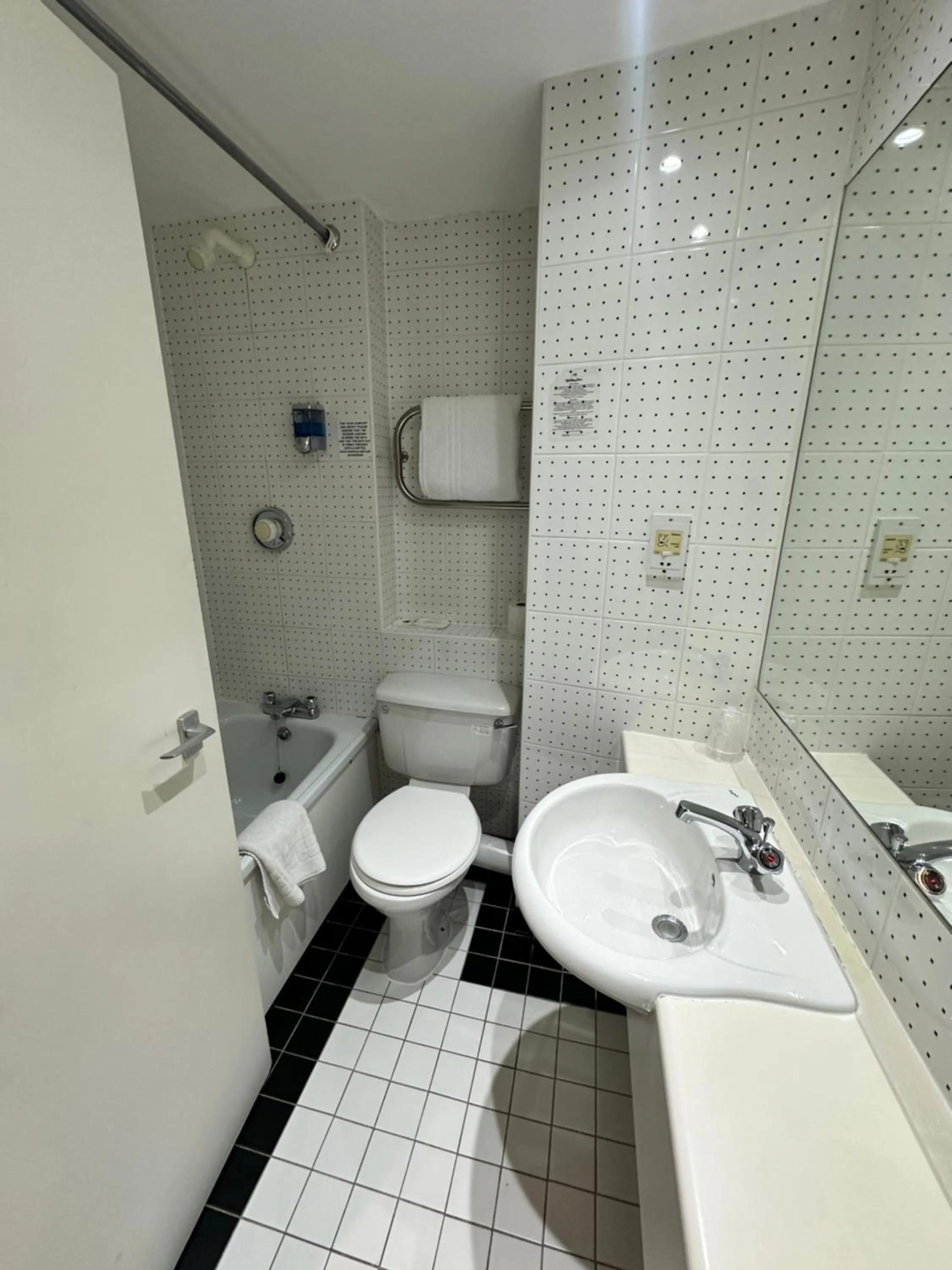 Bathroom in Sporting Lodge Inn Middlesbrough