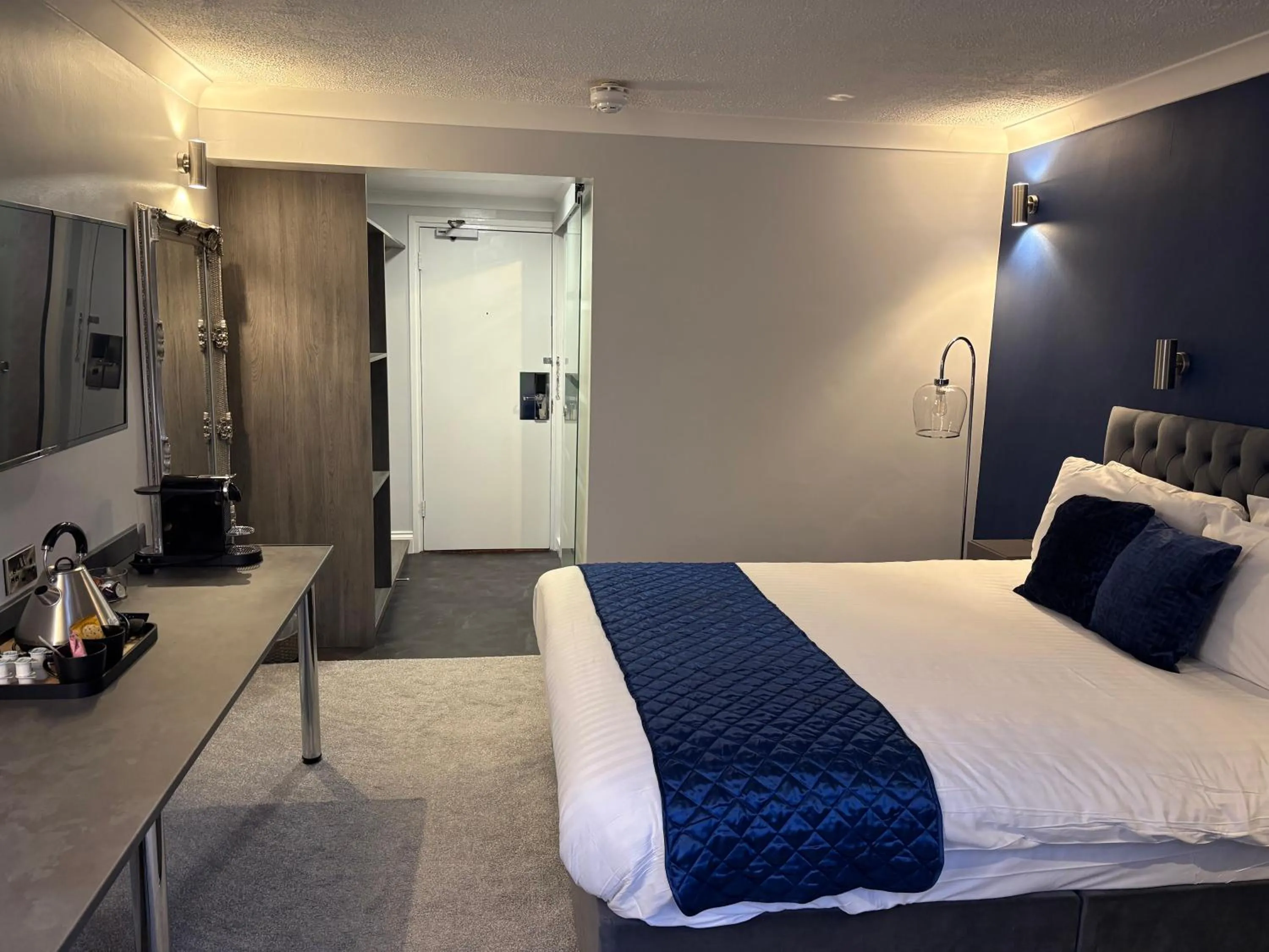 Photo of the whole room, Bed in Sporting Lodge Inn Middlesbrough