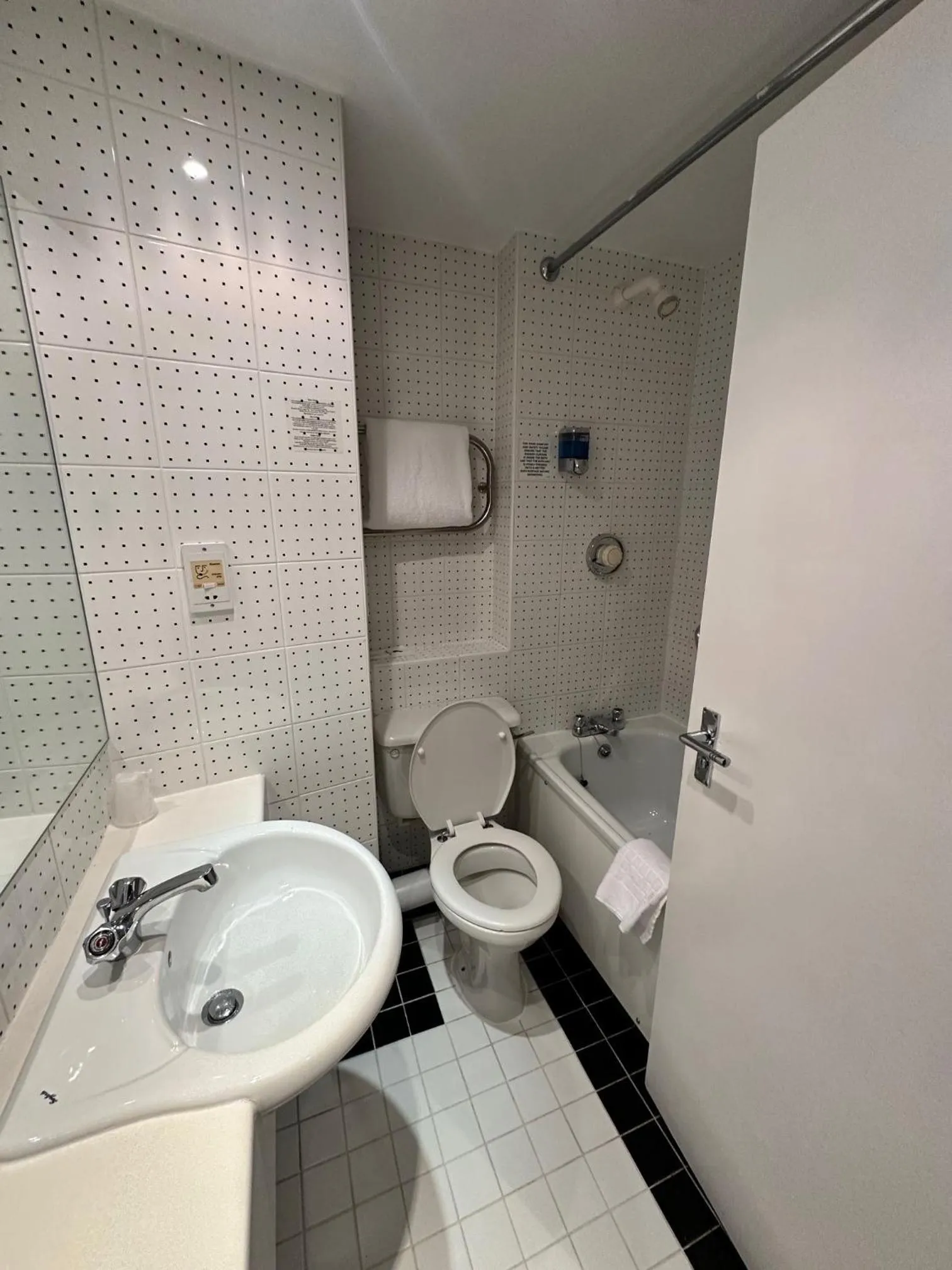 Bathroom in Sporting Lodge Inn Middlesbrough