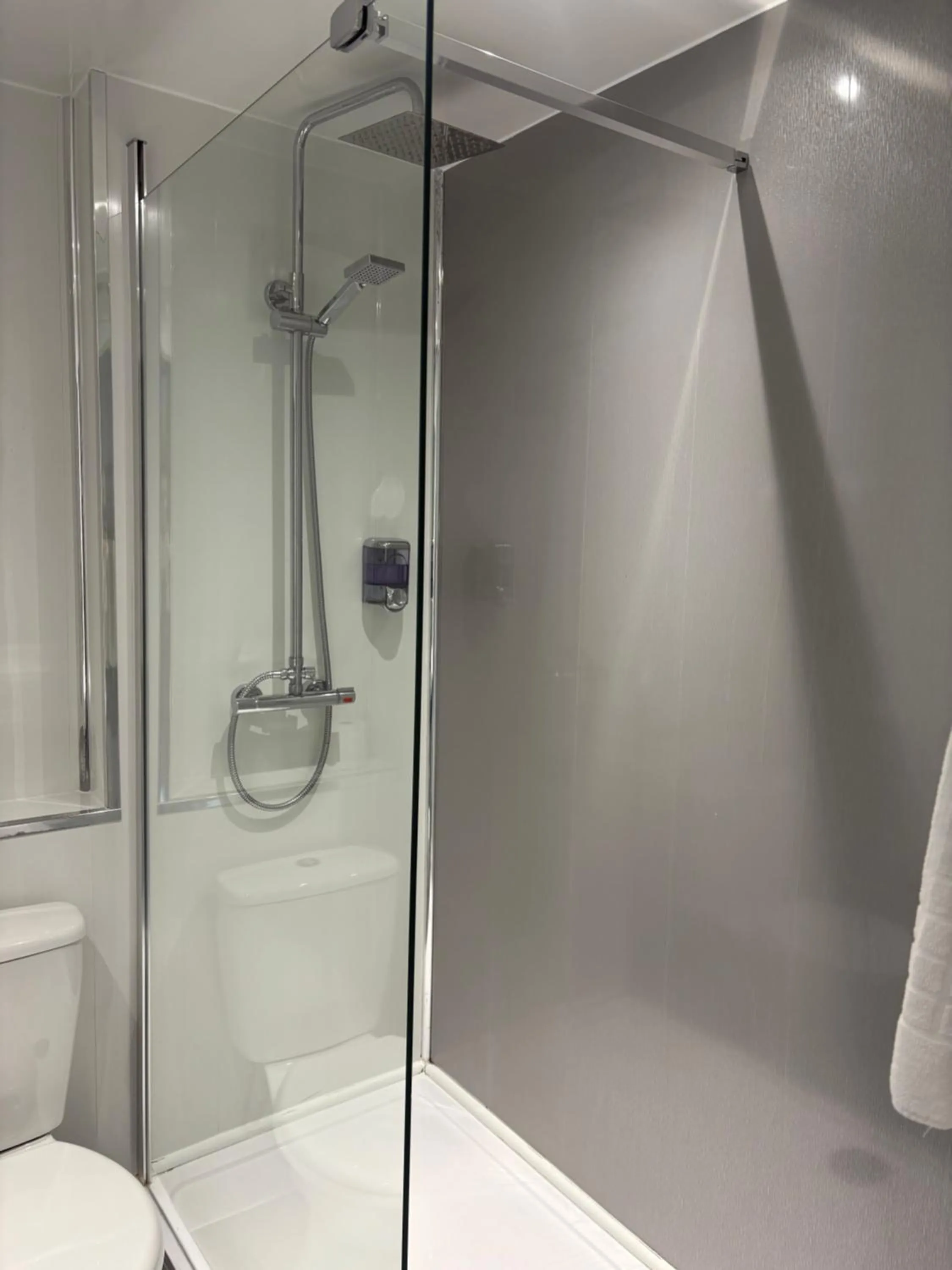 Shower in Sporting Lodge Inn Middlesbrough