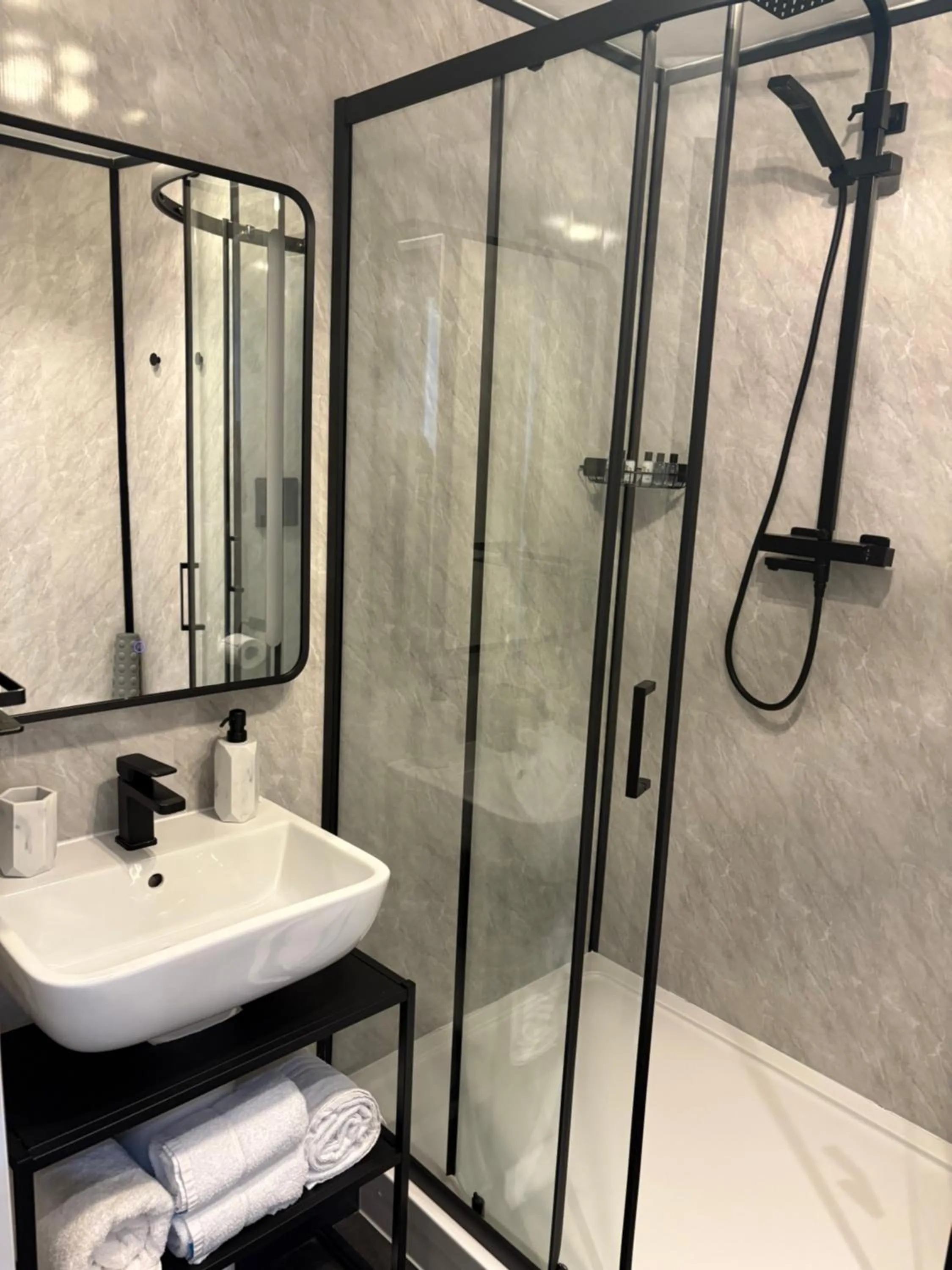 Bathroom in Sporting Lodge Inn Middlesbrough