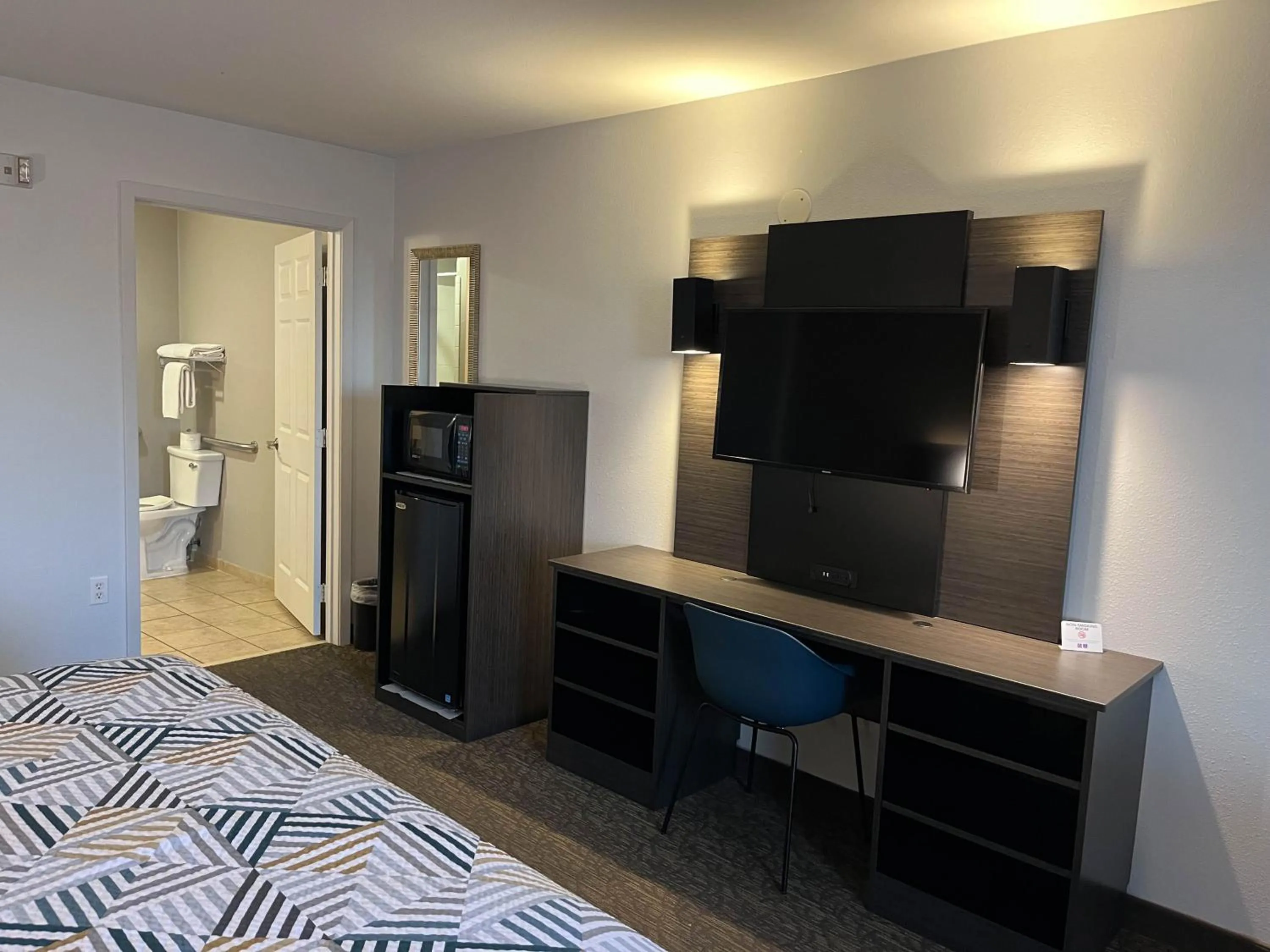 Bedroom, Bed in Motel 6 Junction, TX Llano River