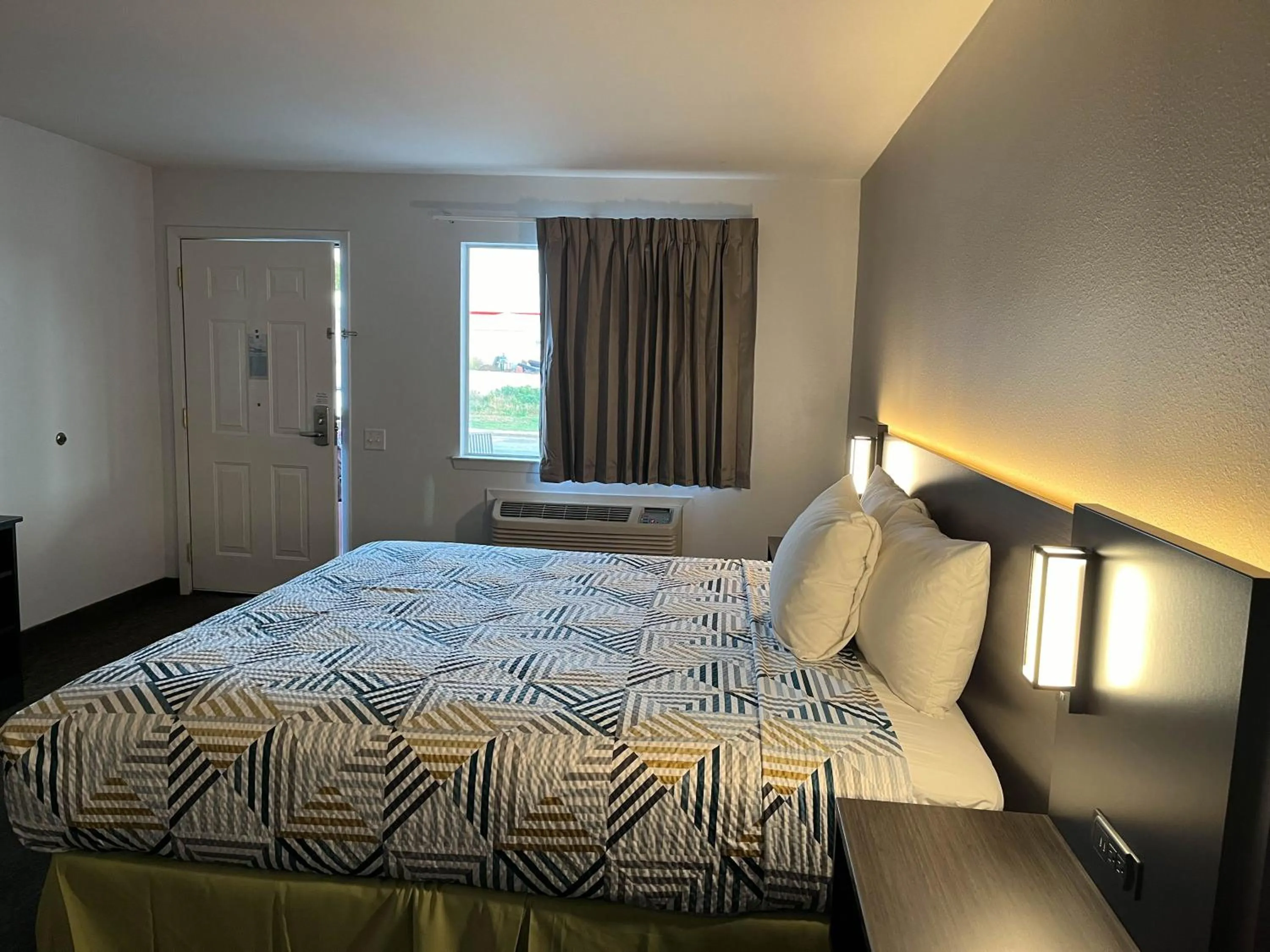 Bedroom, Bed in Motel 6 Junction, TX Llano River