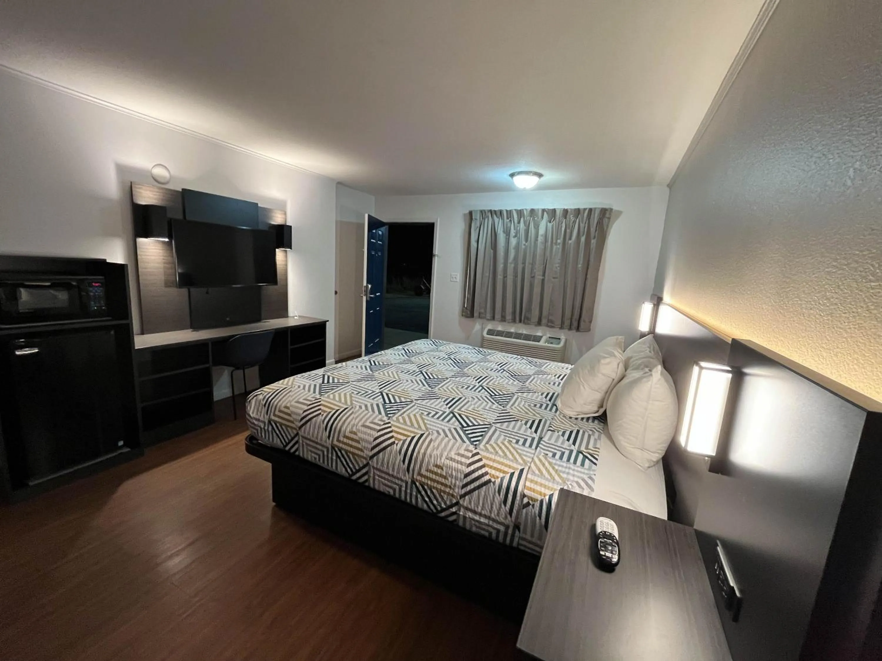 Bedroom, Bed in Motel 6 Junction, TX Llano River