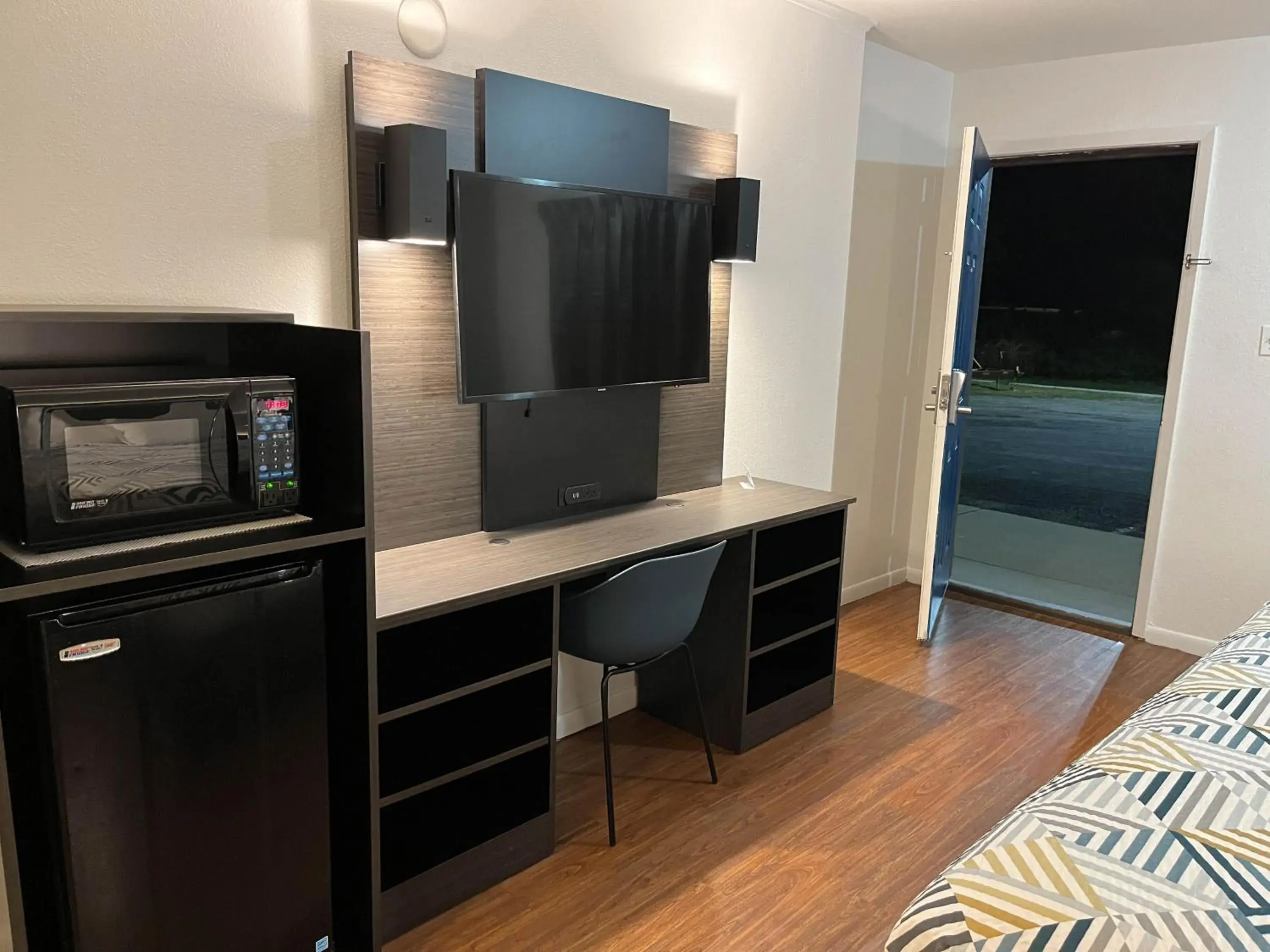 King Room - Non-Smoking in Motel 6 Junction, TX Llano River King Room - Non-Smoking in Motel 6 Junction, TX Llano River