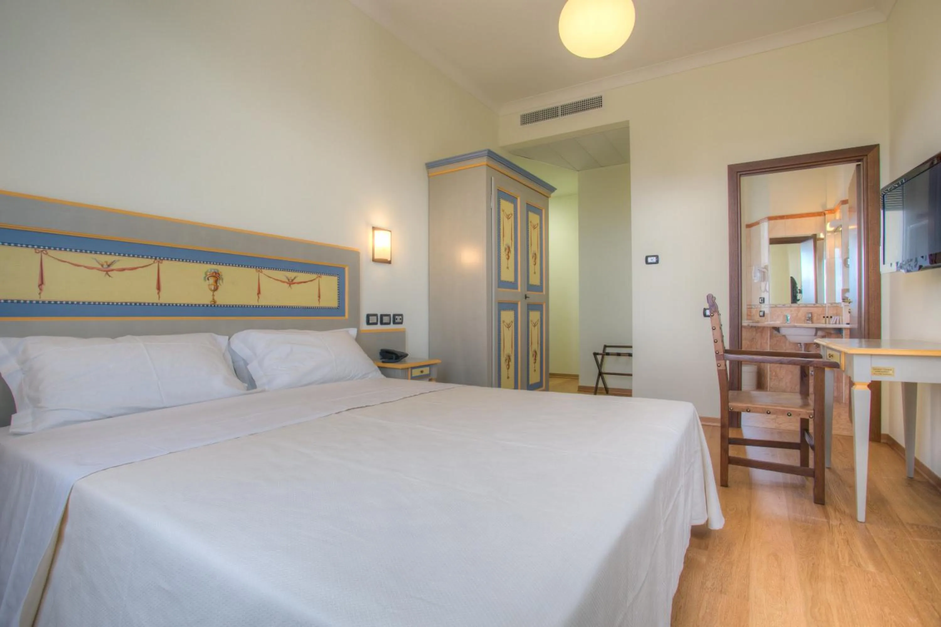 Photo of the whole room, Bed in Hotel Il Duca Del Montefeltro