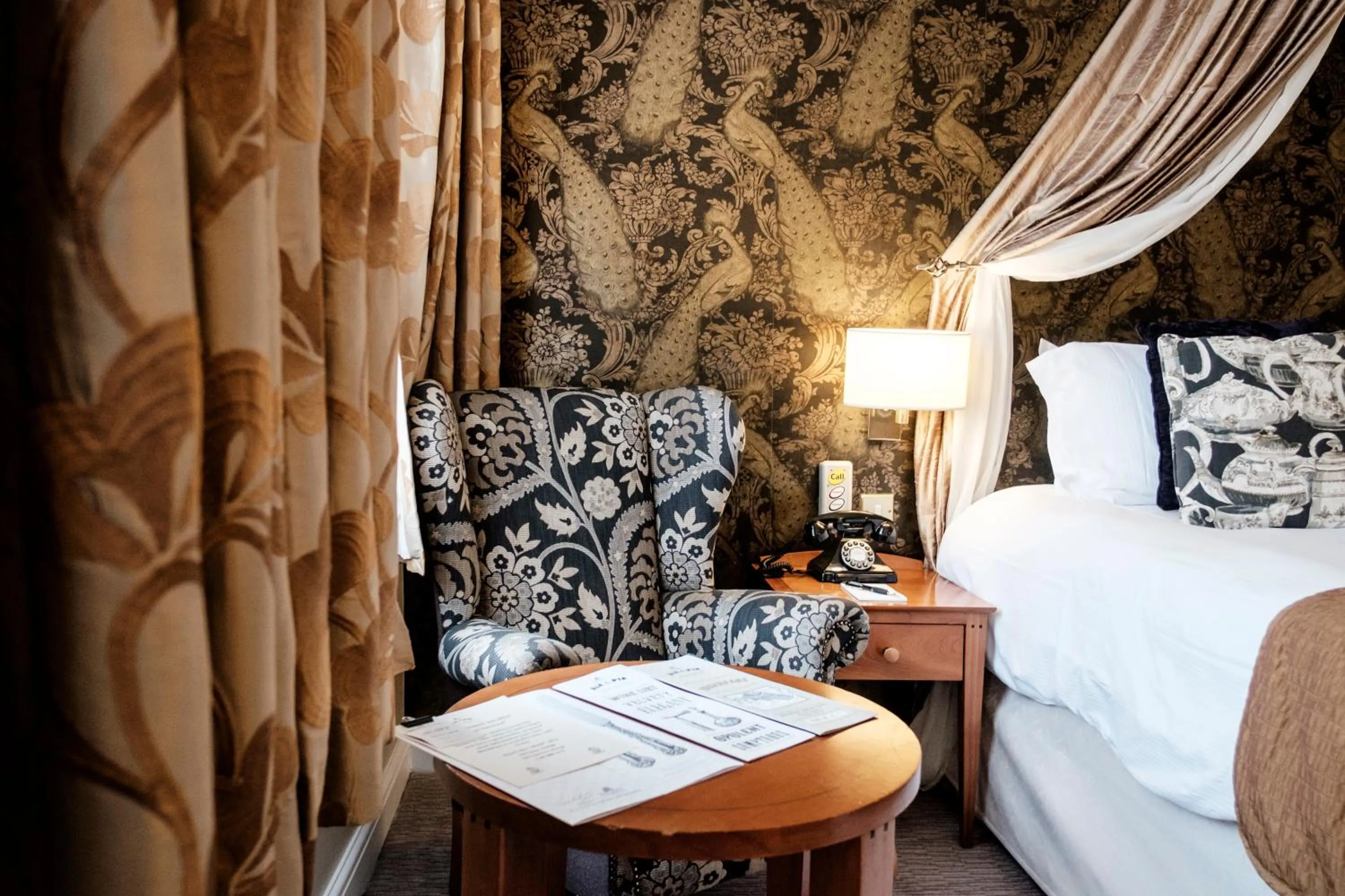 Seating area, Bed in The Mad Hatter Hotel