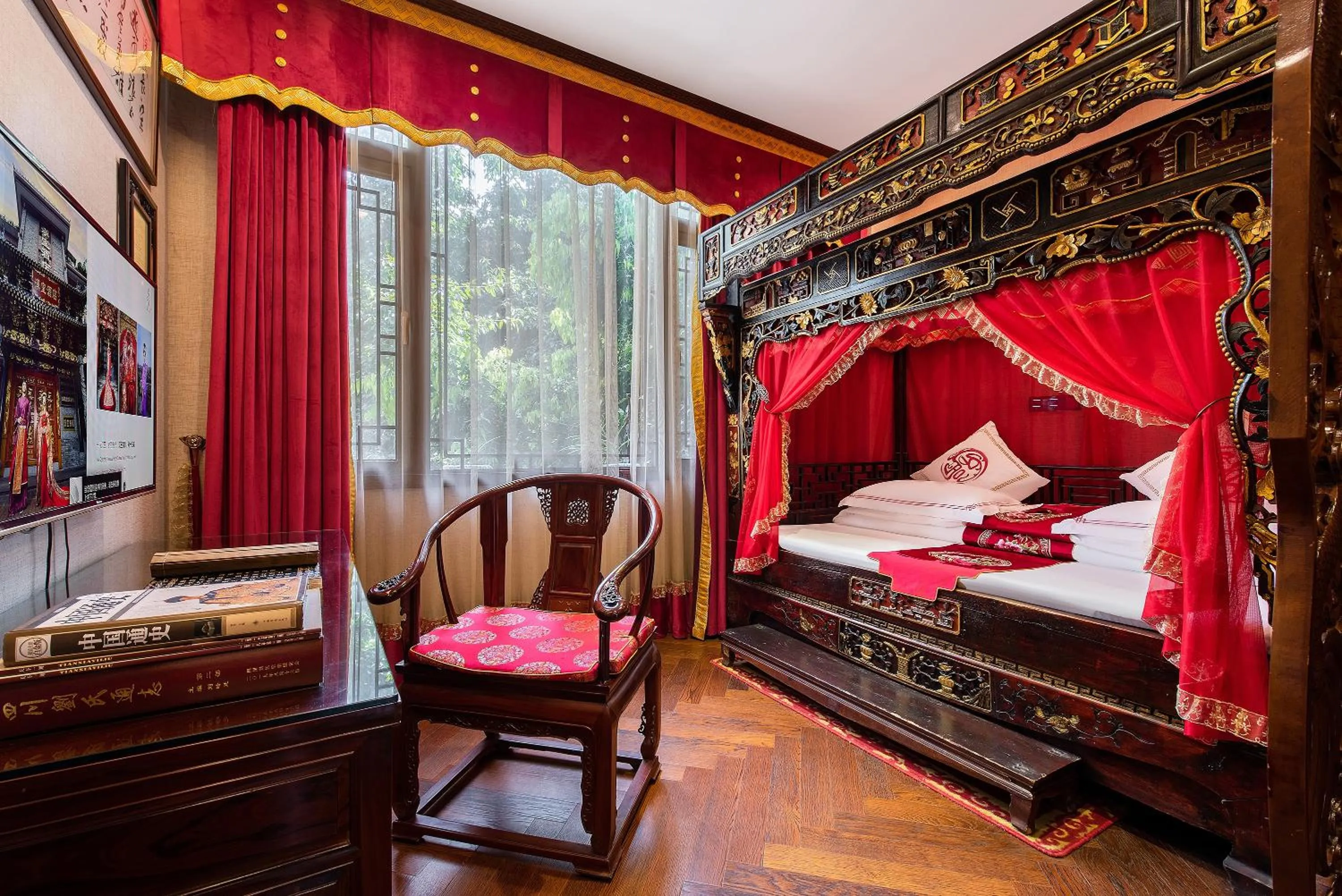 Photo of the whole room, Bed in ChengDu Wuhou Temple Han Dynasty Hotel