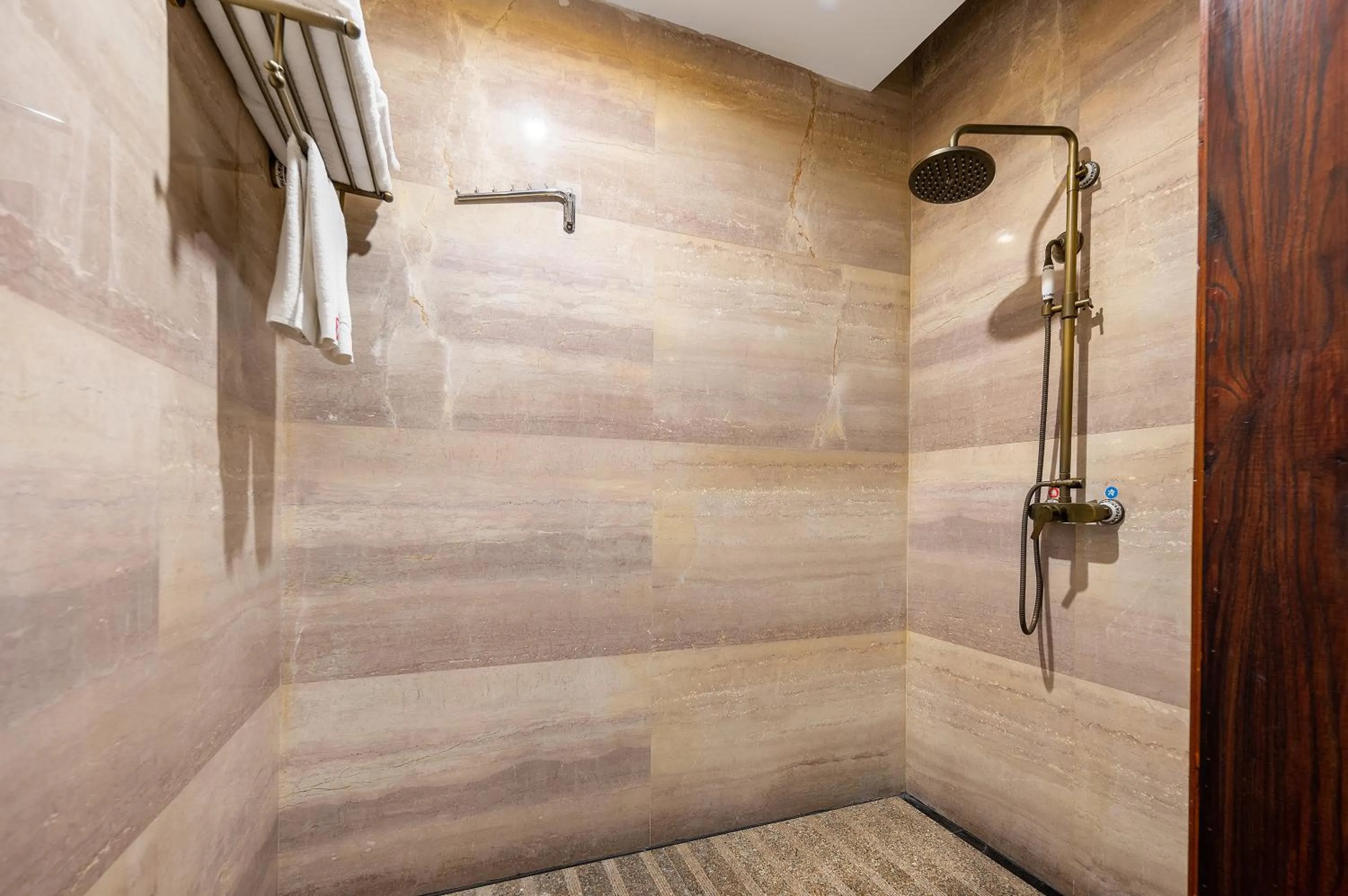 Shower in ChengDu Wuhou Temple Han Dynasty Hotel