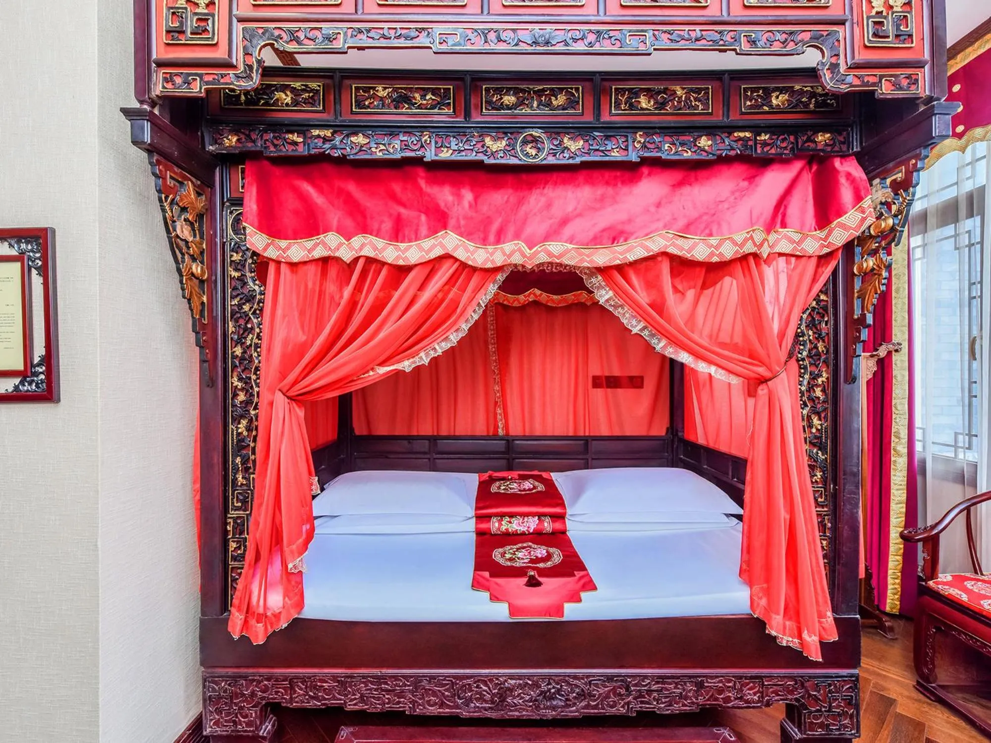 Photo of the whole room, Bed in ChengDu Wuhou Temple Han Dynasty Hotel