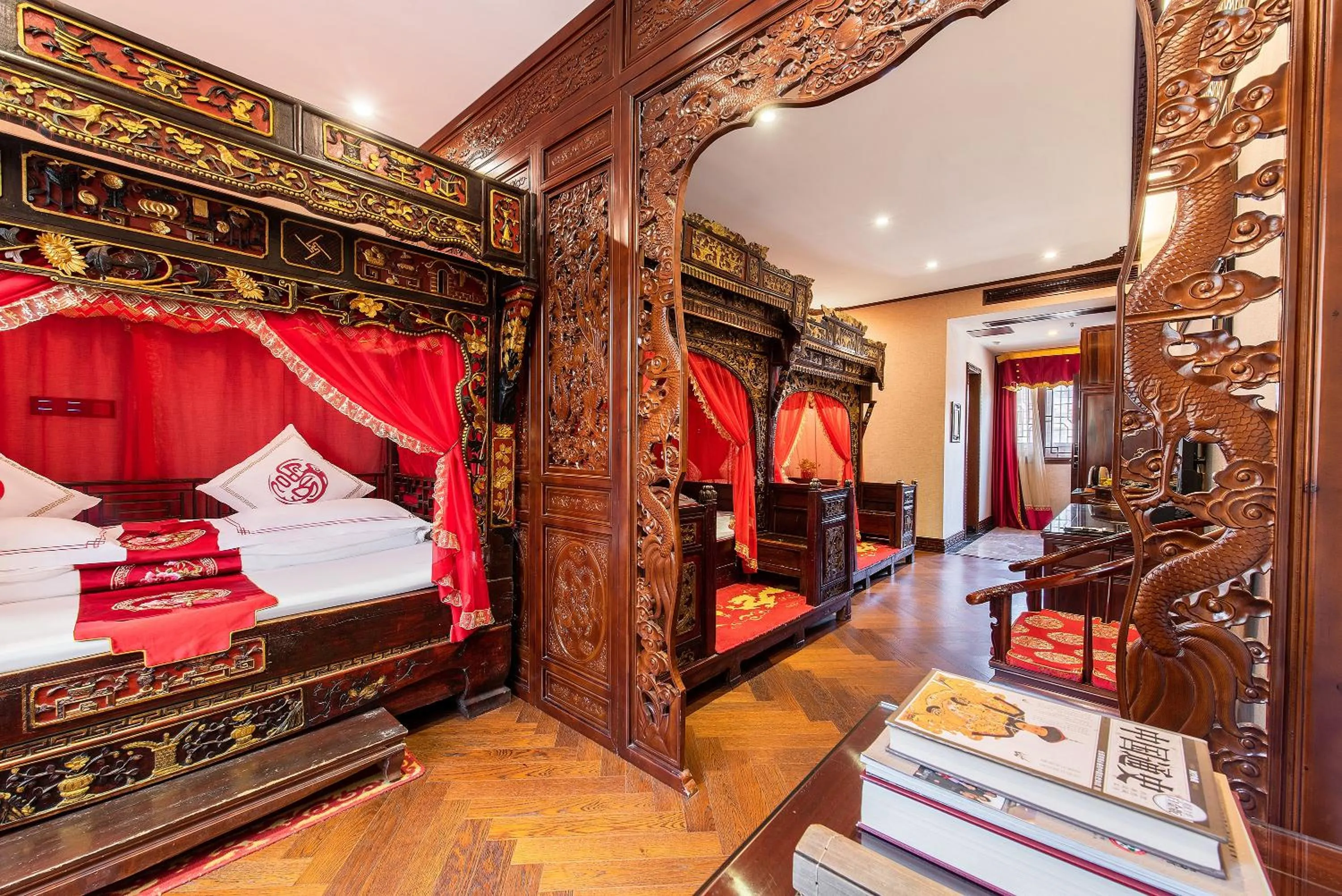 Photo of the whole room, Bed in ChengDu Wuhou Temple Han Dynasty Hotel