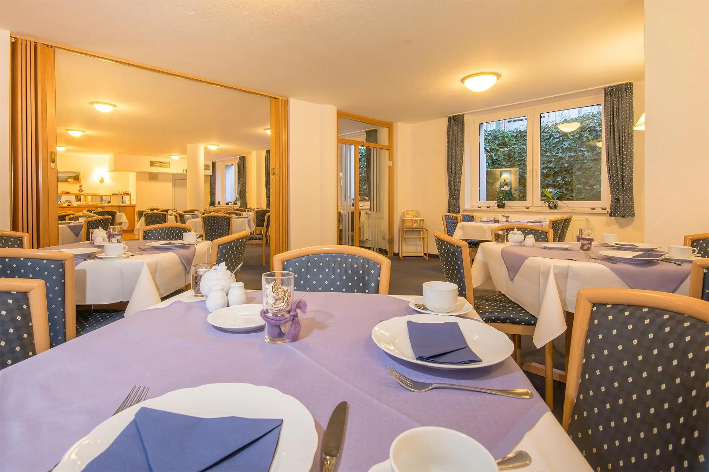 Restaurant/places to eat in Villa Osada