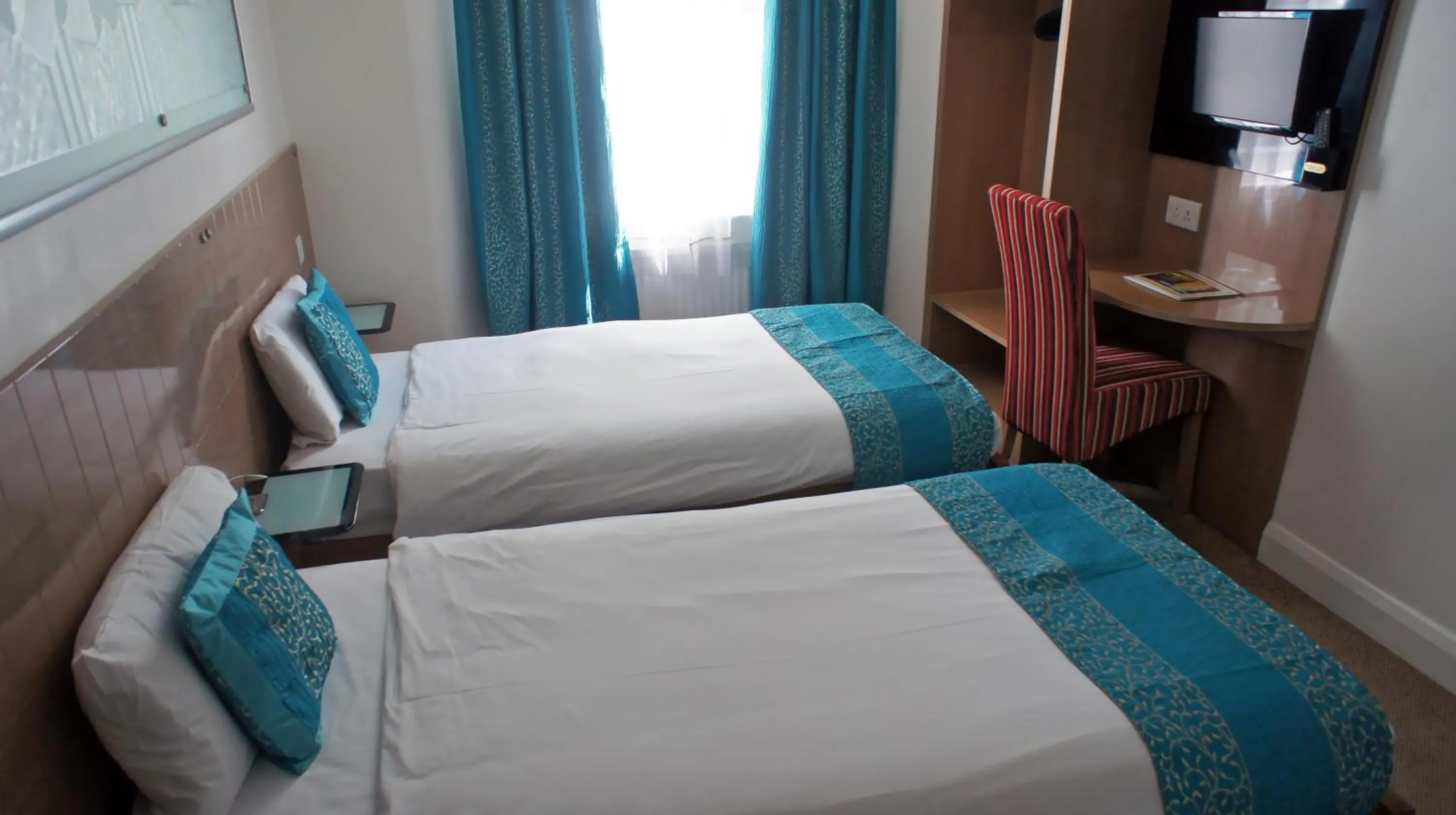 Photo of the whole room, Bed in Abbey Court Hotel - Hyde Park