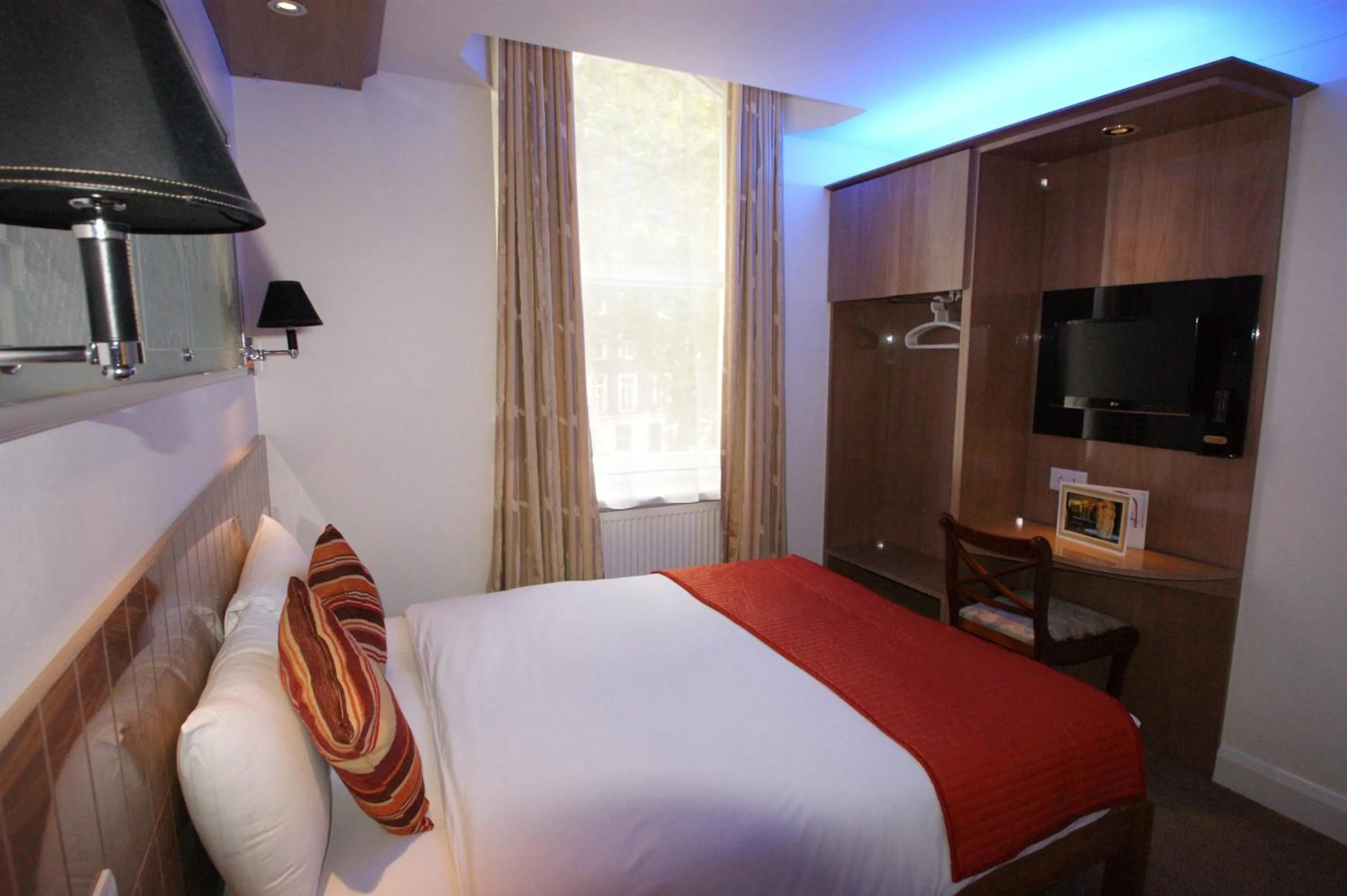 Photo of the whole room, Bed in Abbey Court Hotel - Hyde Park