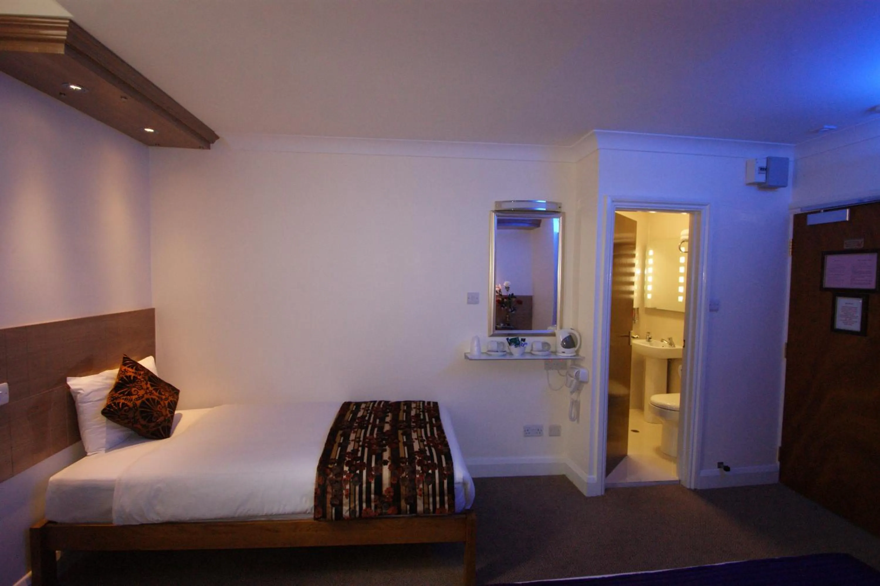 Bed in Abbey Court Hotel - Hyde Park