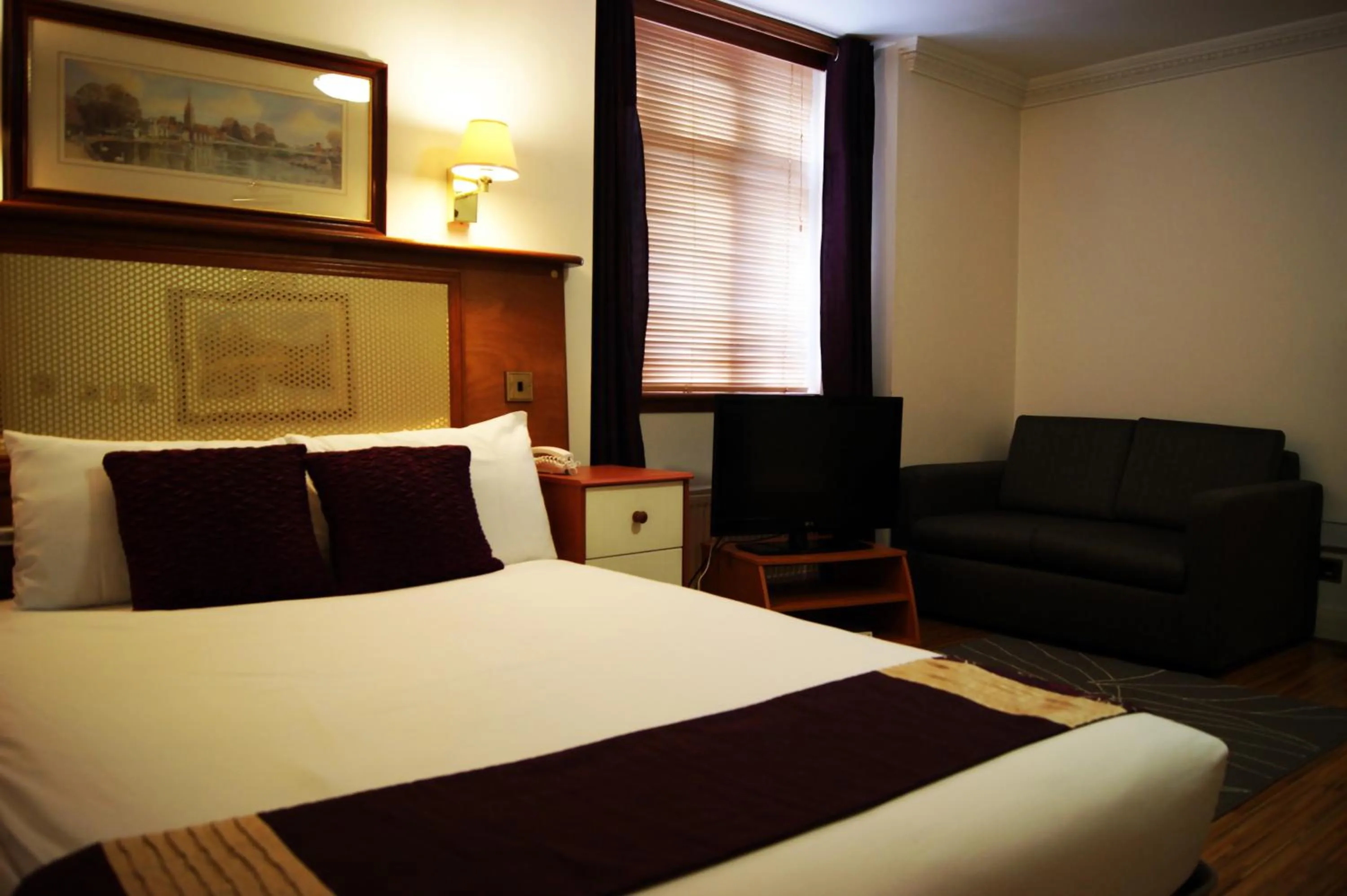 Bed in Abbey Court Hotel - Hyde Park