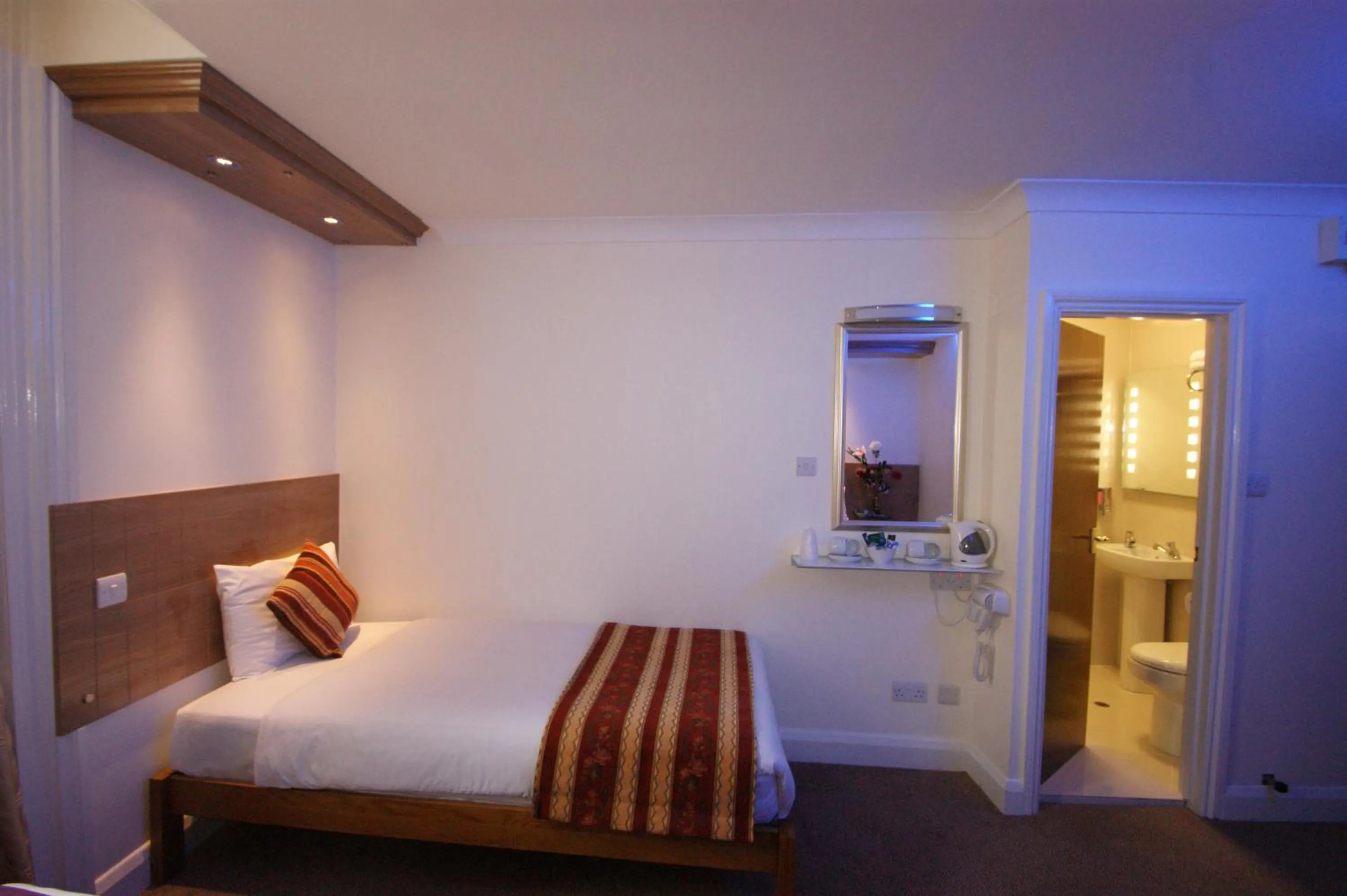 Photo of the whole room, Bed in Abbey Court Hotel - Hyde Park