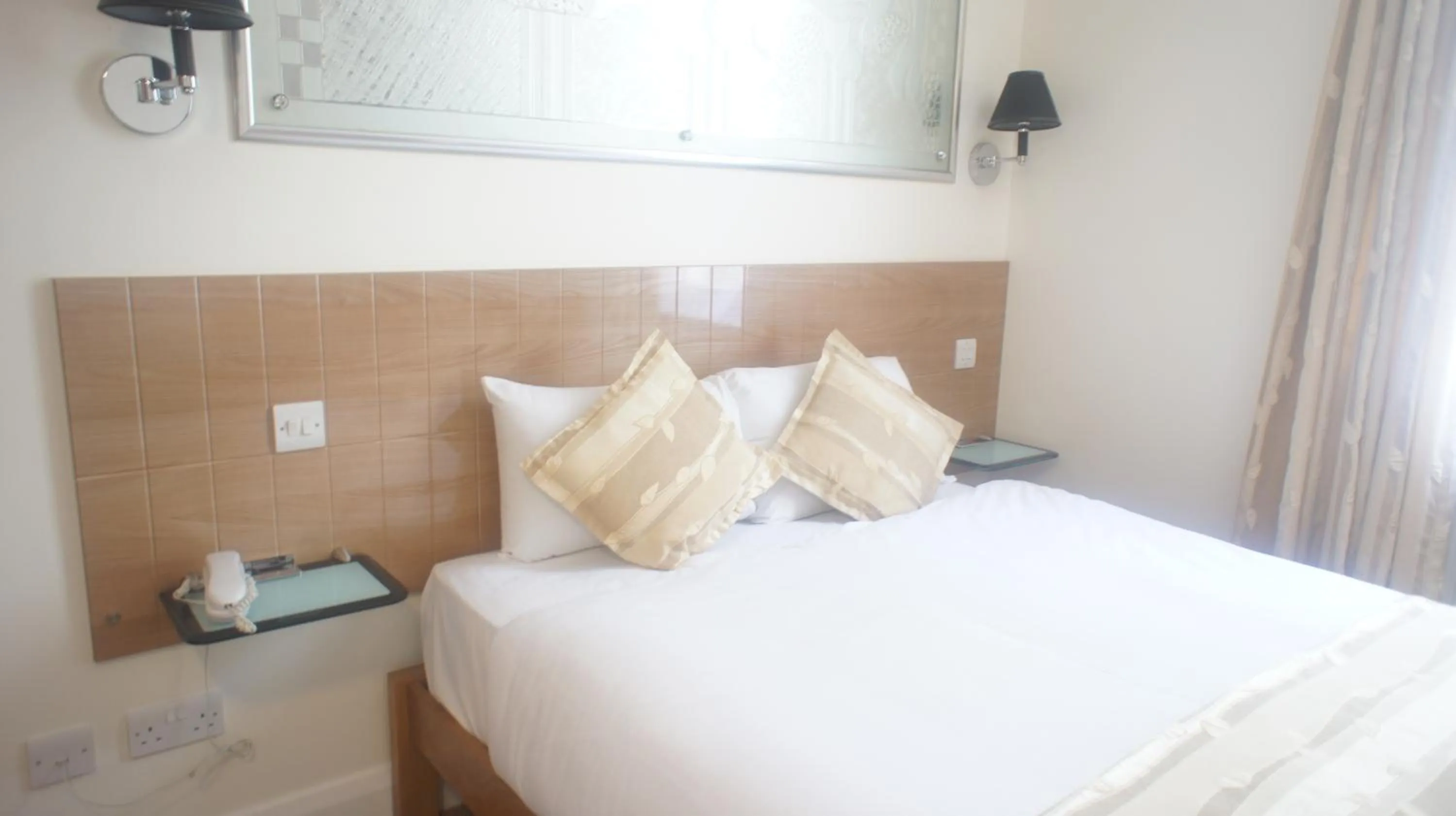 Bed in Abbey Court Hotel - Hyde Park