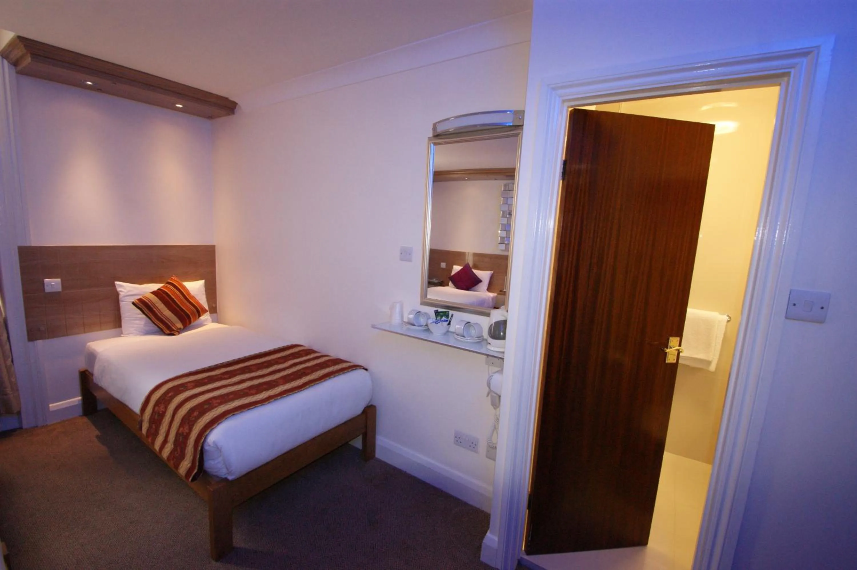 Photo of the whole room, Bed in Abbey Court Hotel - Hyde Park