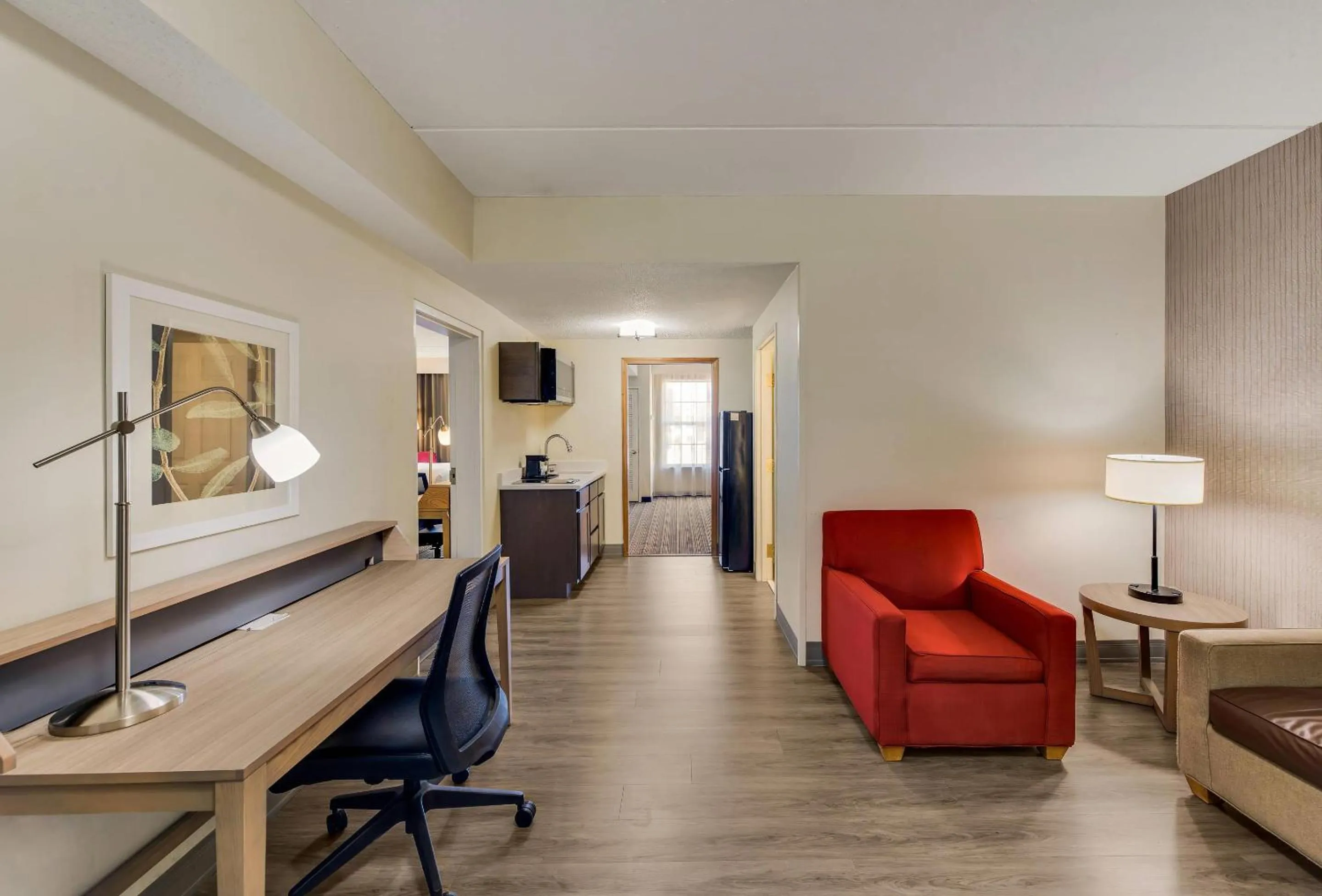 Living room in Country Inn & Suites by Radisson, Findlay, OH