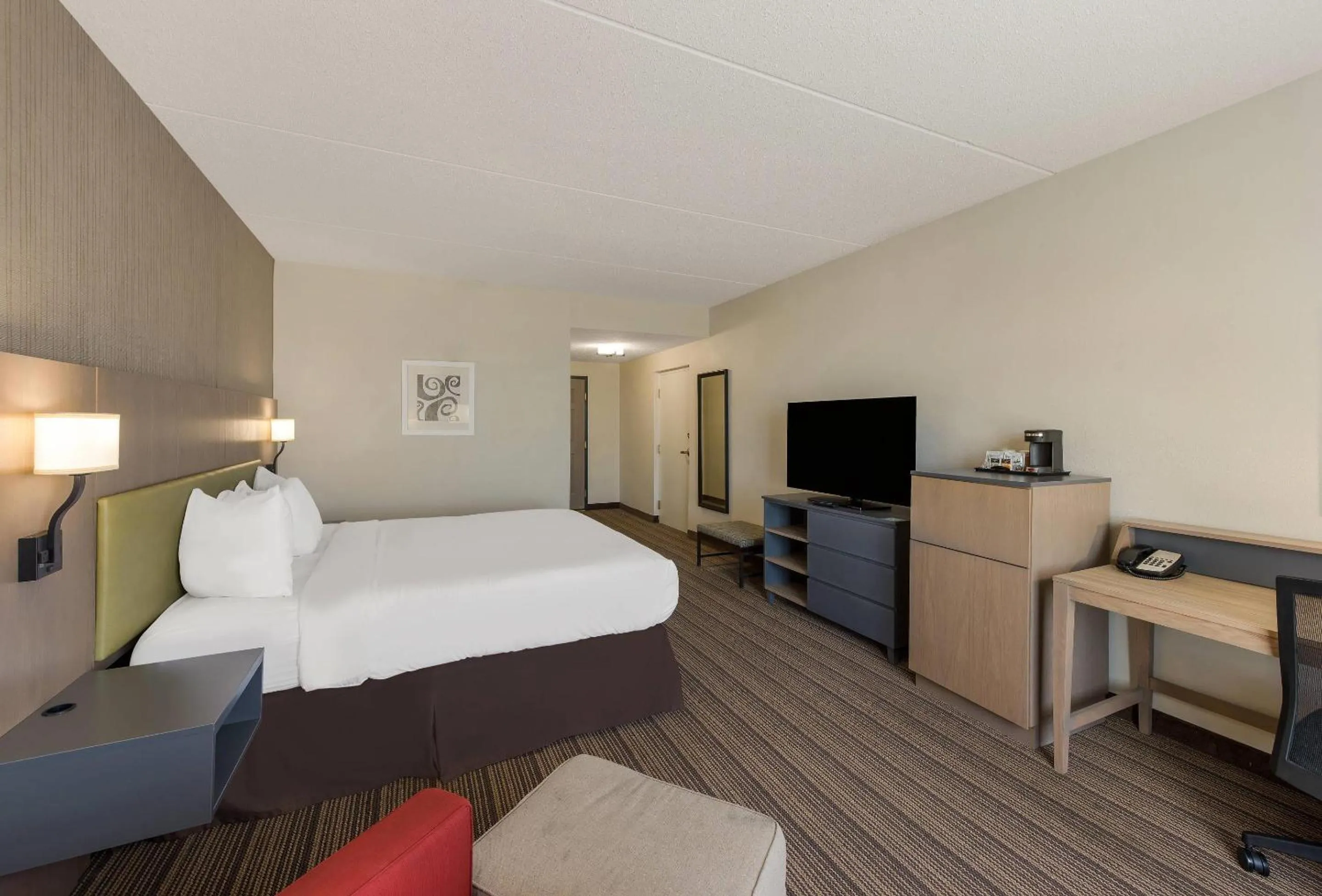 Bedroom, Bed in Country Inn & Suites by Radisson, Findlay, OH