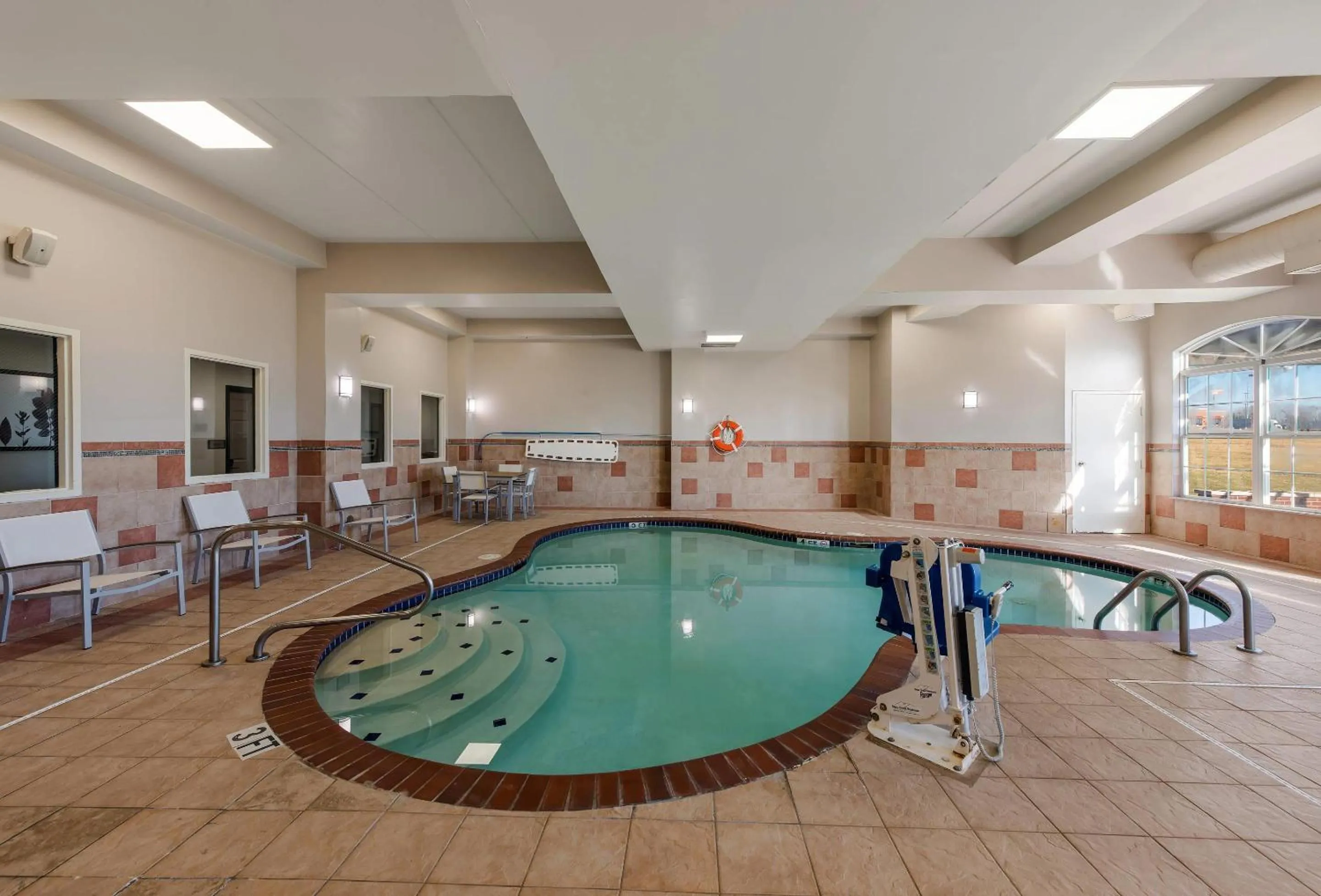 Swimming pool in Country Inn & Suites by Radisson, Findlay, OH