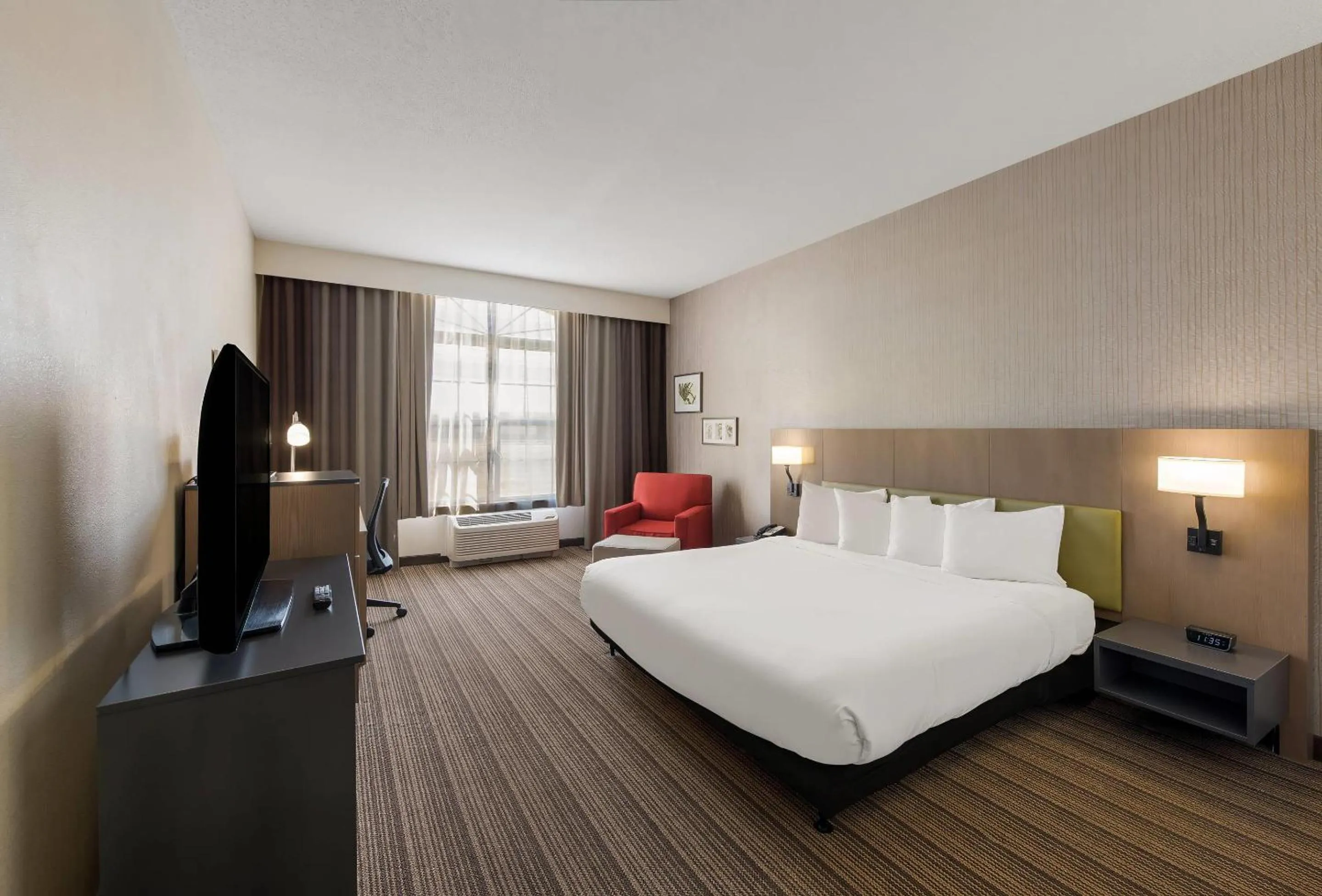 Bedroom, Bed in Country Inn & Suites by Radisson, Findlay, OH