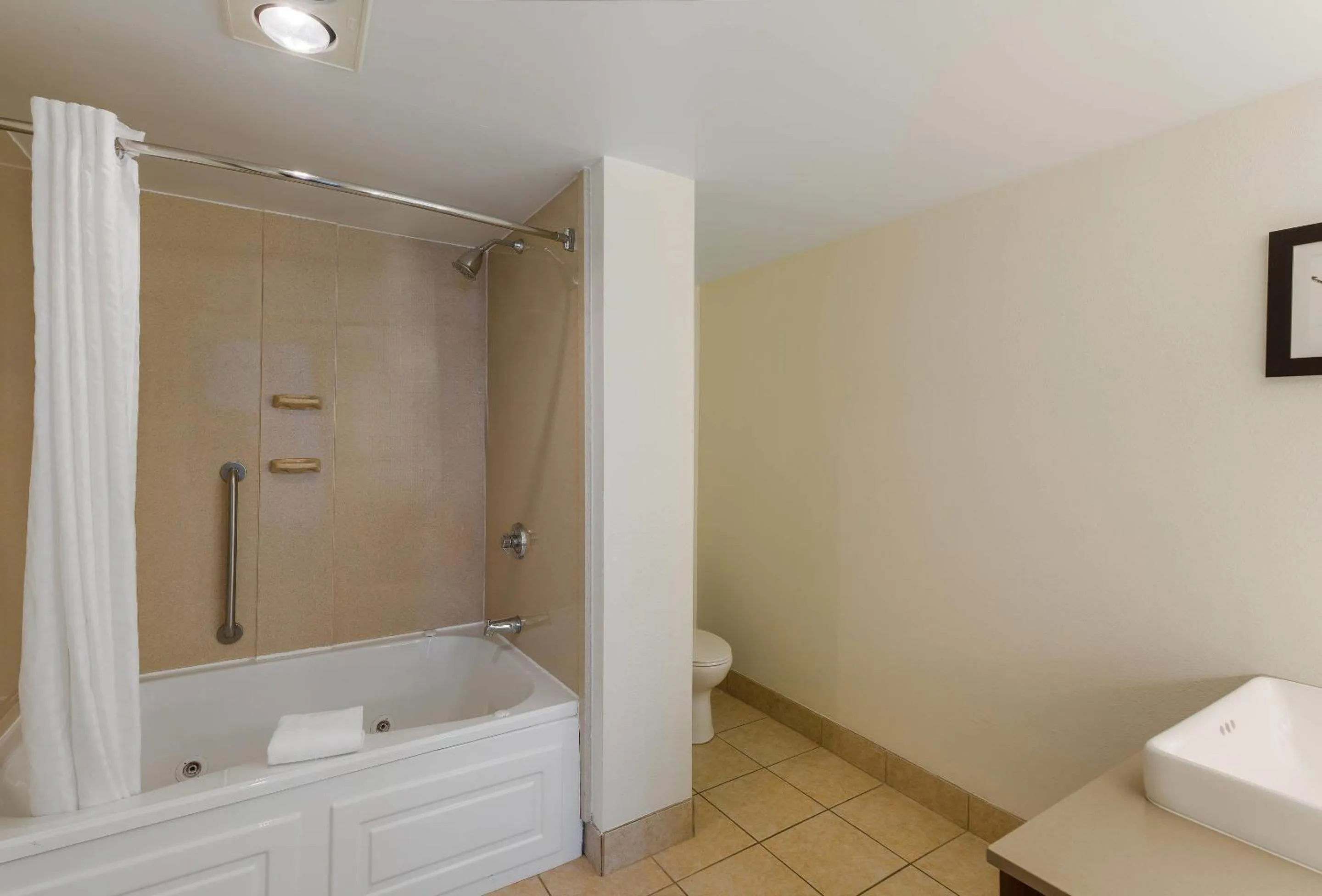 Bathroom in Country Inn & Suites by Radisson, Findlay, OH