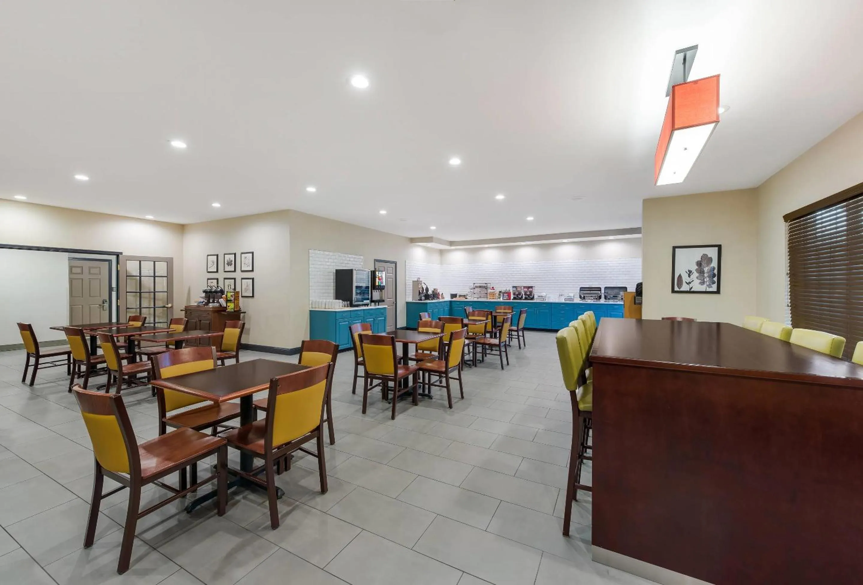 Breakfast in Country Inn & Suites by Radisson, Findlay, OH