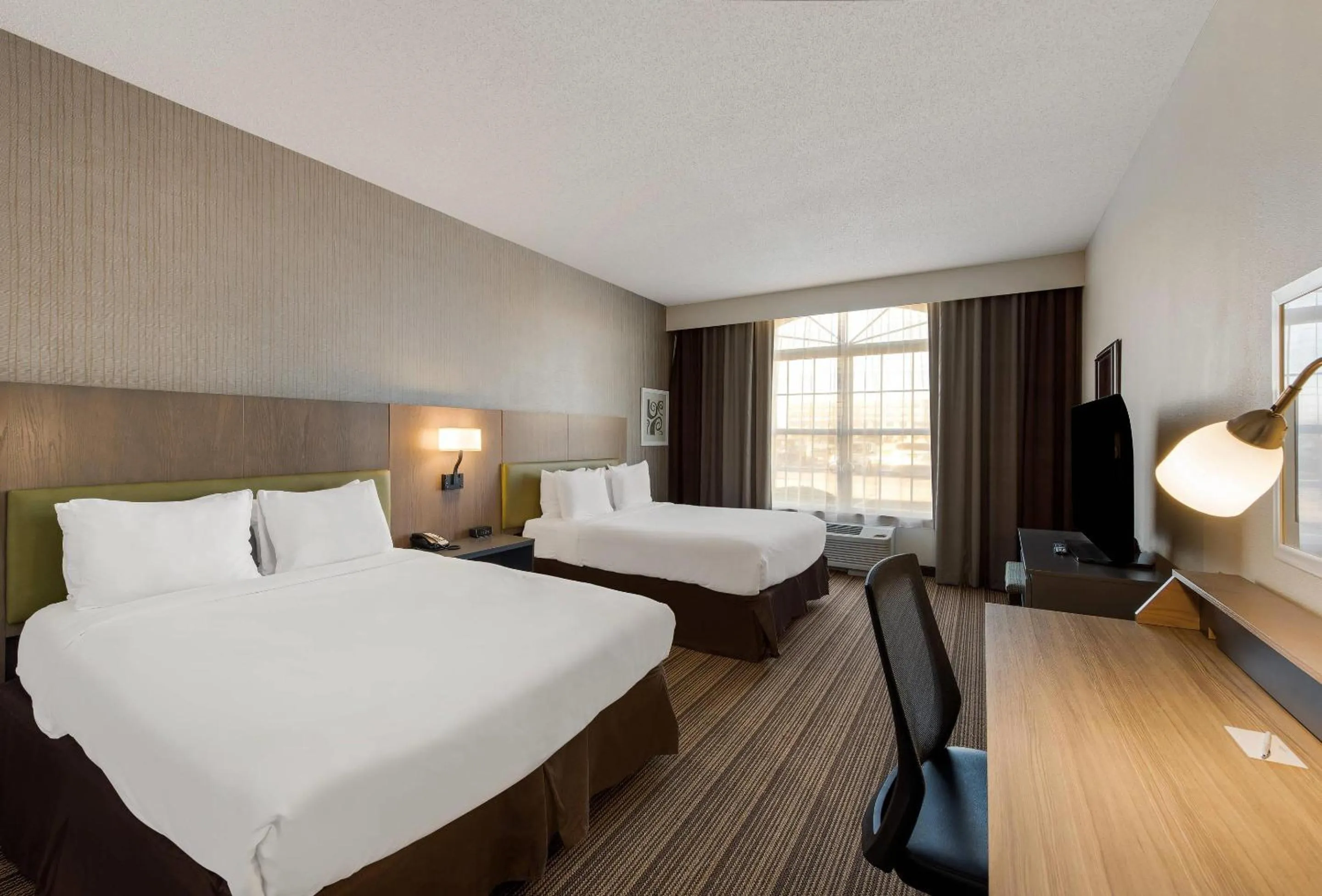Bedroom, Bed in Country Inn & Suites by Radisson, Findlay, OH