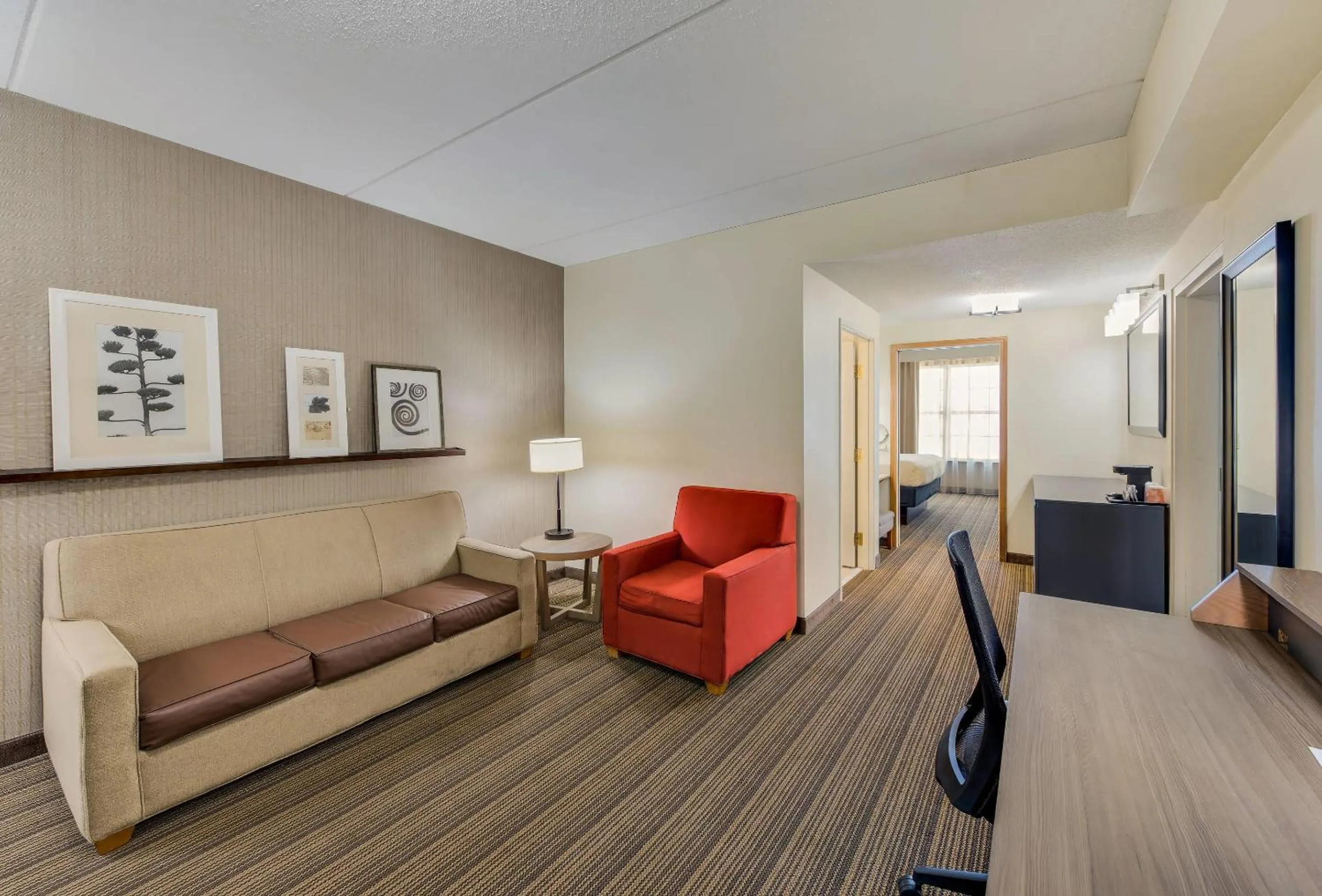 Living room in Country Inn & Suites by Radisson, Findlay, OH