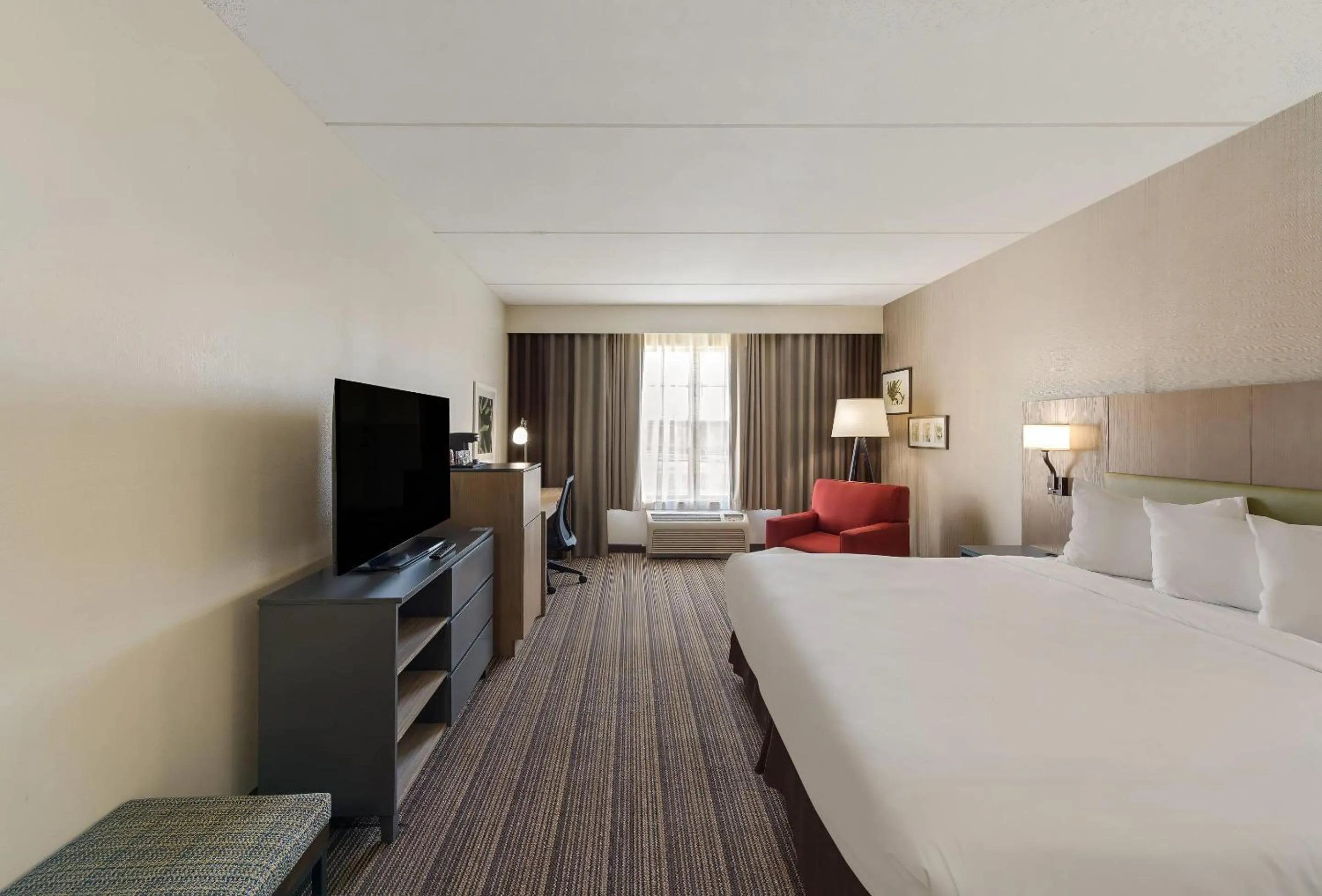 Bedroom, Bed in Country Inn & Suites by Radisson, Findlay, OH