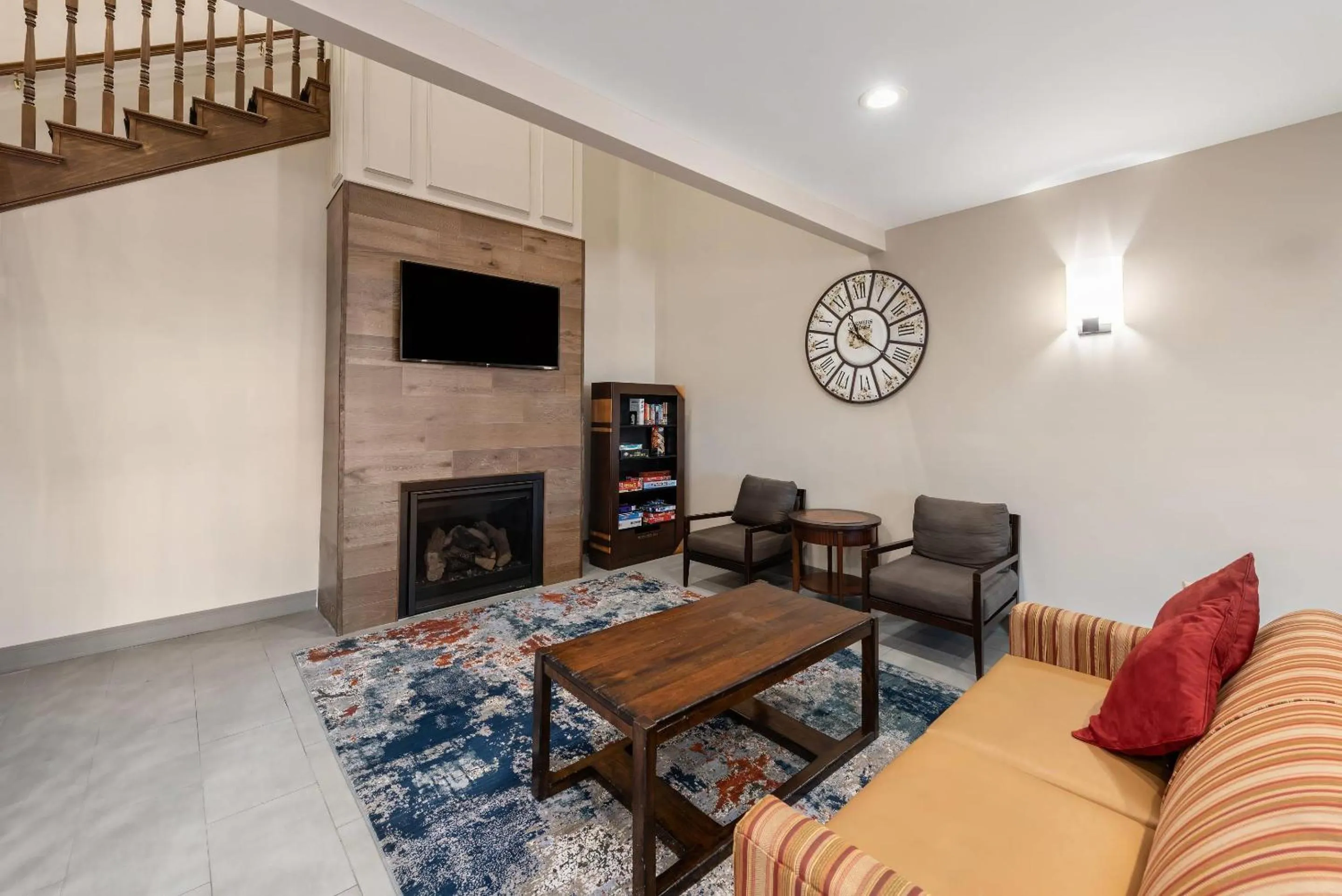 Communal lounge/ TV room in Country Inn & Suites by Radisson, Findlay, OH