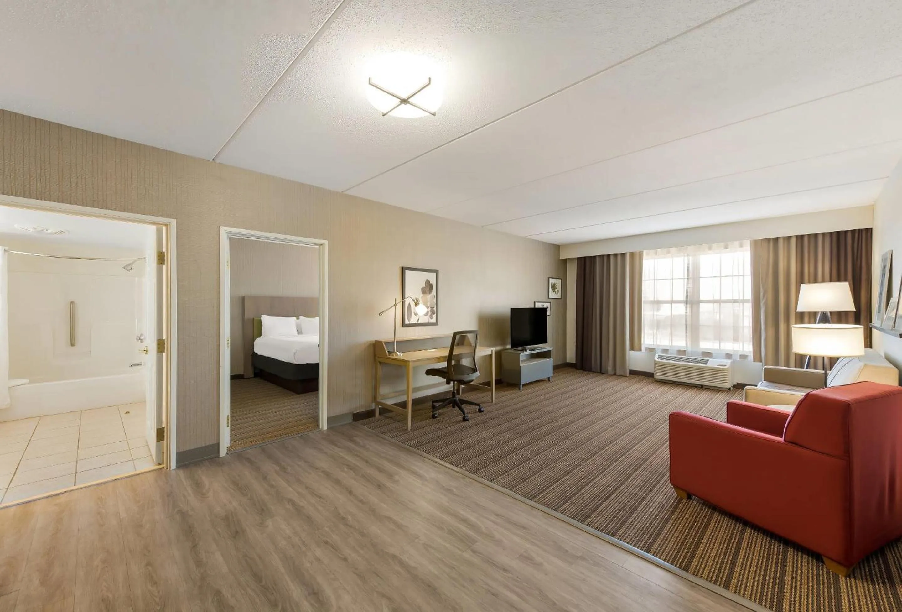 Living room, Bed in Country Inn & Suites by Radisson, Findlay, OH