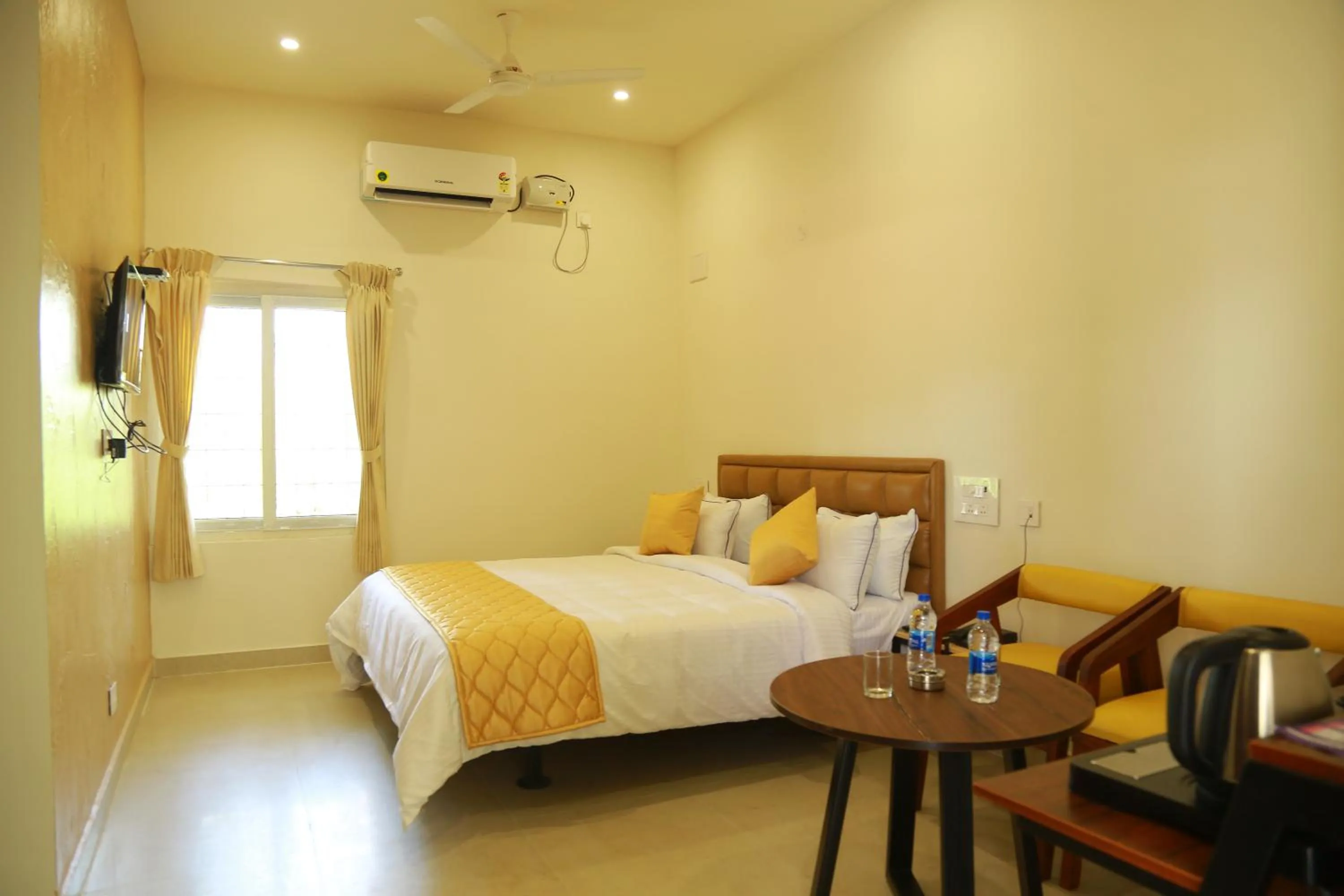 Photo of the whole room, Bed in THE RIVIERA