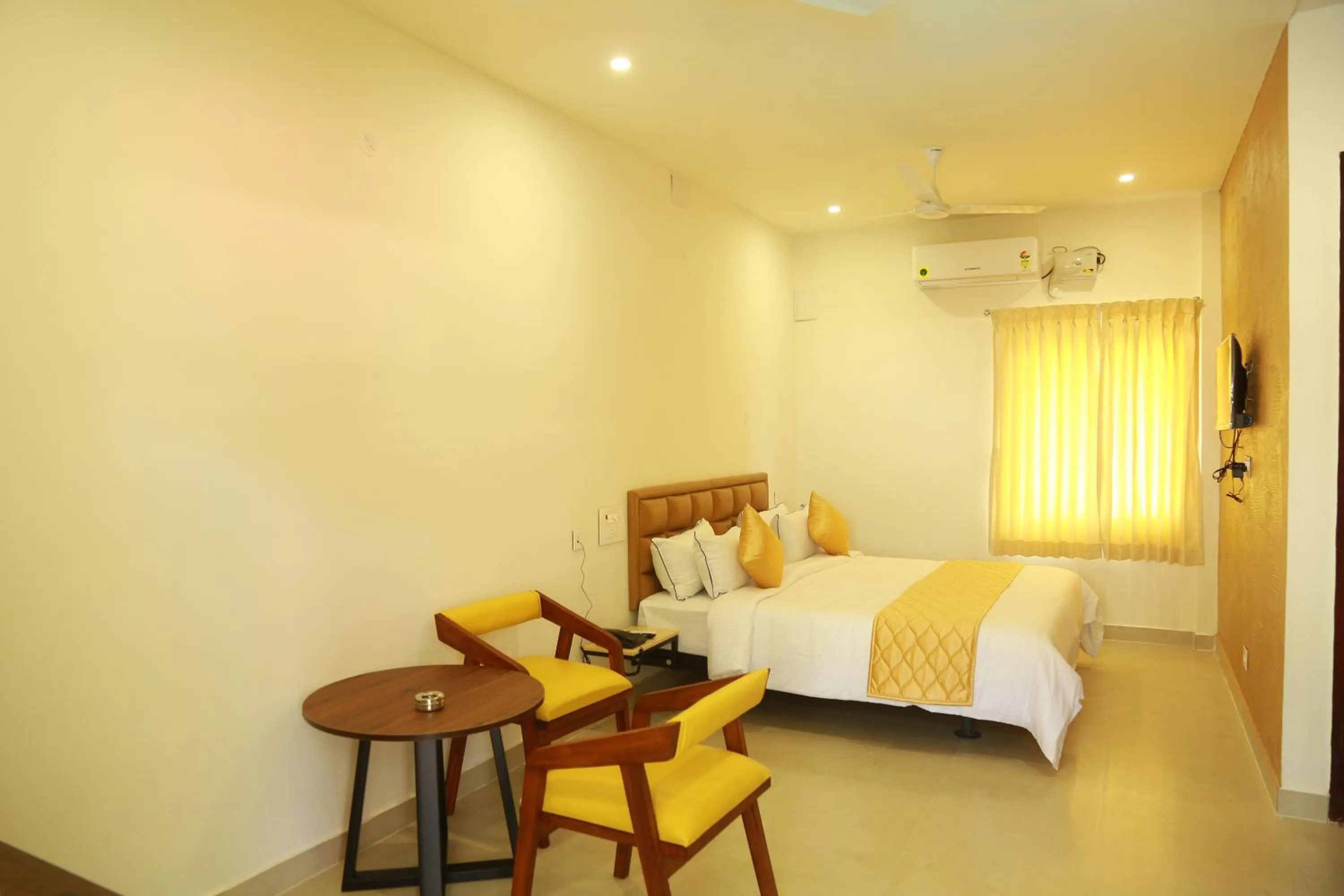 Living room, Bed in THE RIVIERA