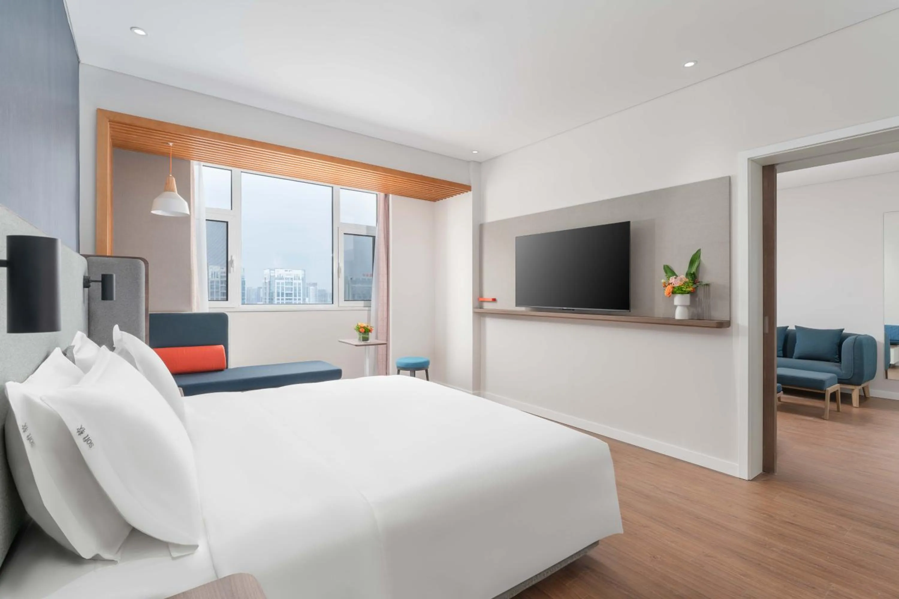 Photo of the whole room, Bed in Holiday Inn Express Weifang City Center by IHG