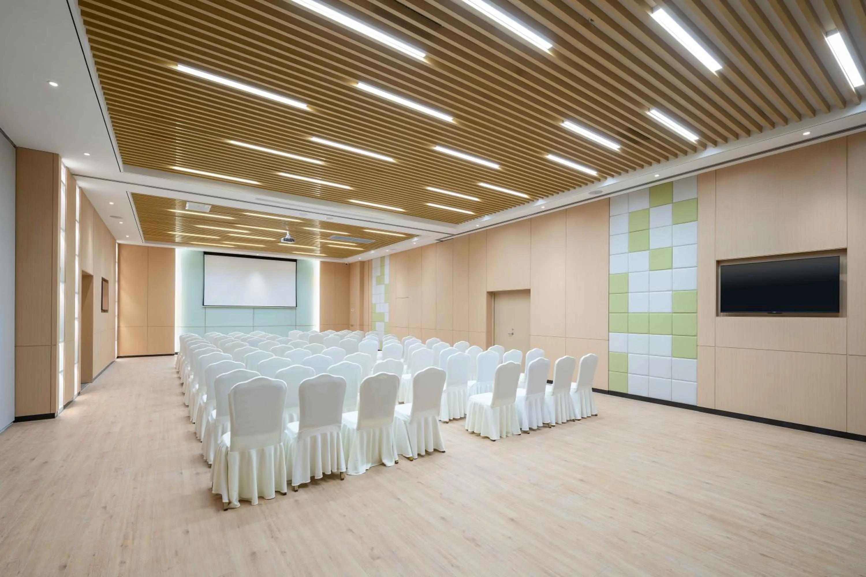 Meeting/conference room in Holiday Inn Express Weifang City Center by IHG