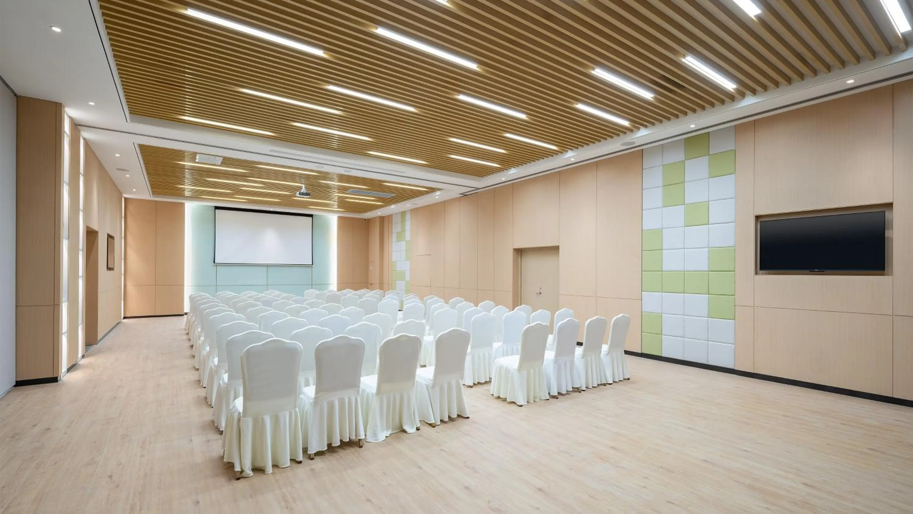 Meeting/conference room in Holiday Inn Express Weifang City Center by IHG