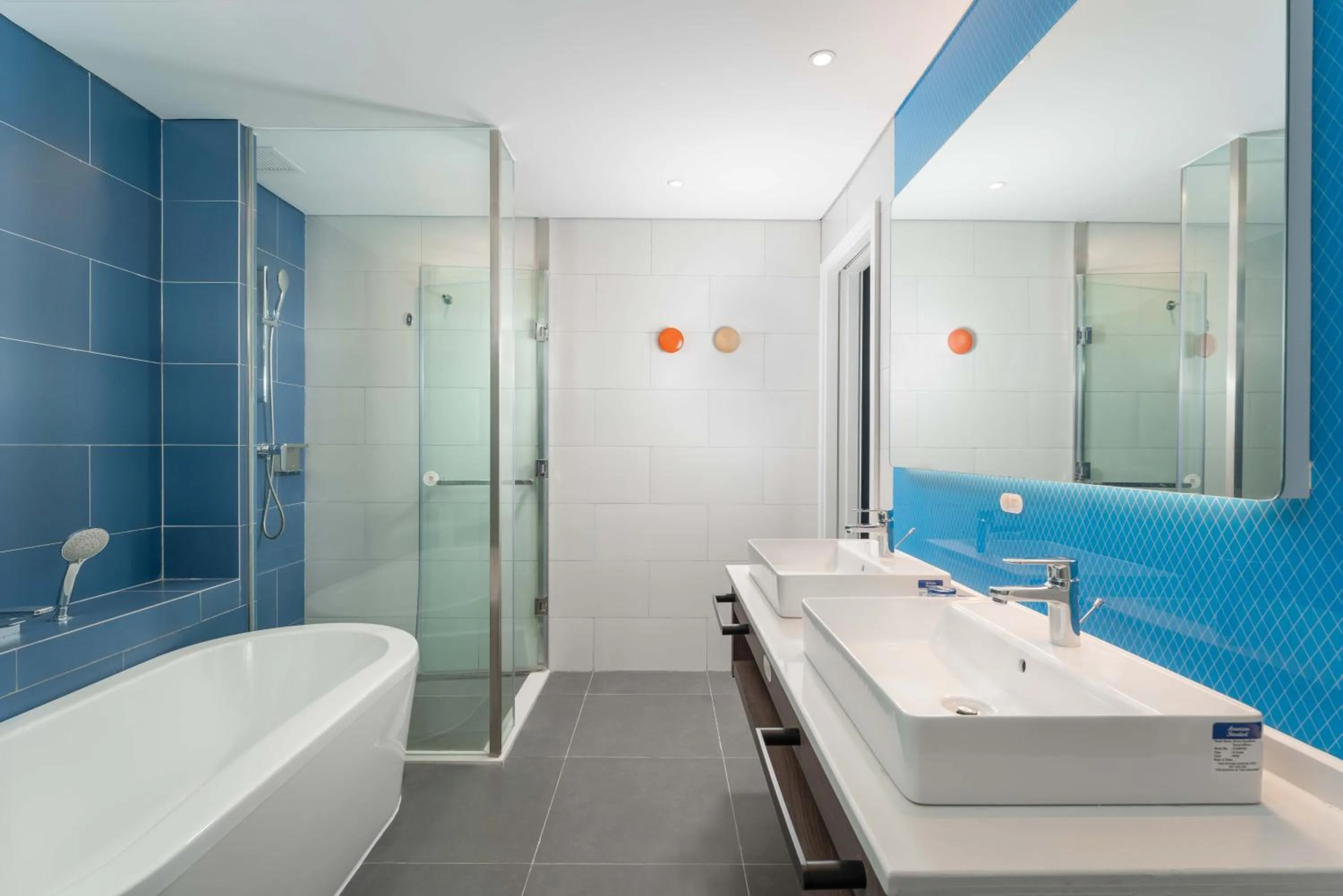 Toilet in Holiday Inn Express Weifang City Center by IHG