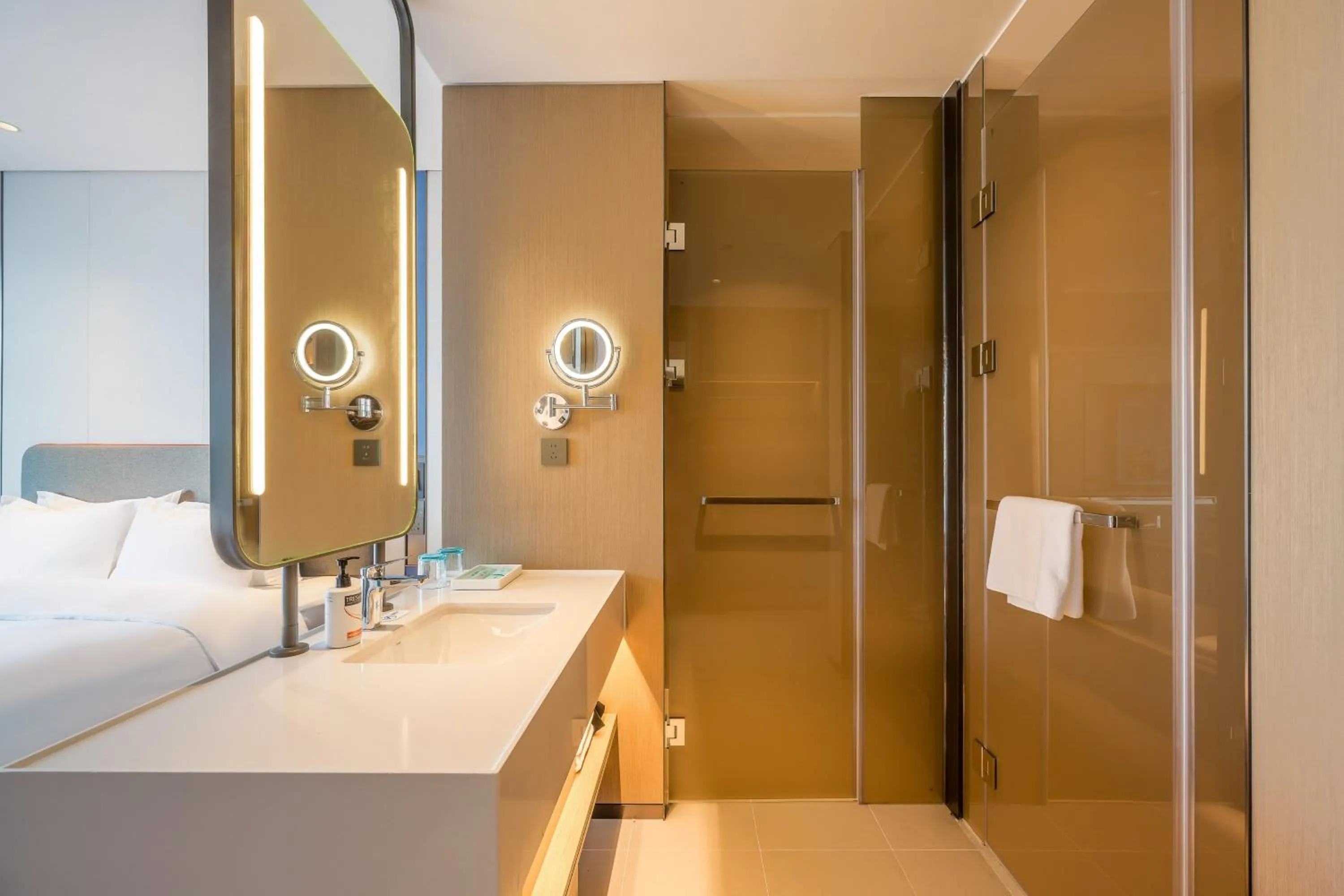 Photo of the whole room, Bathroom in Holiday Inn Express Heze City Center, an IHG Hotel